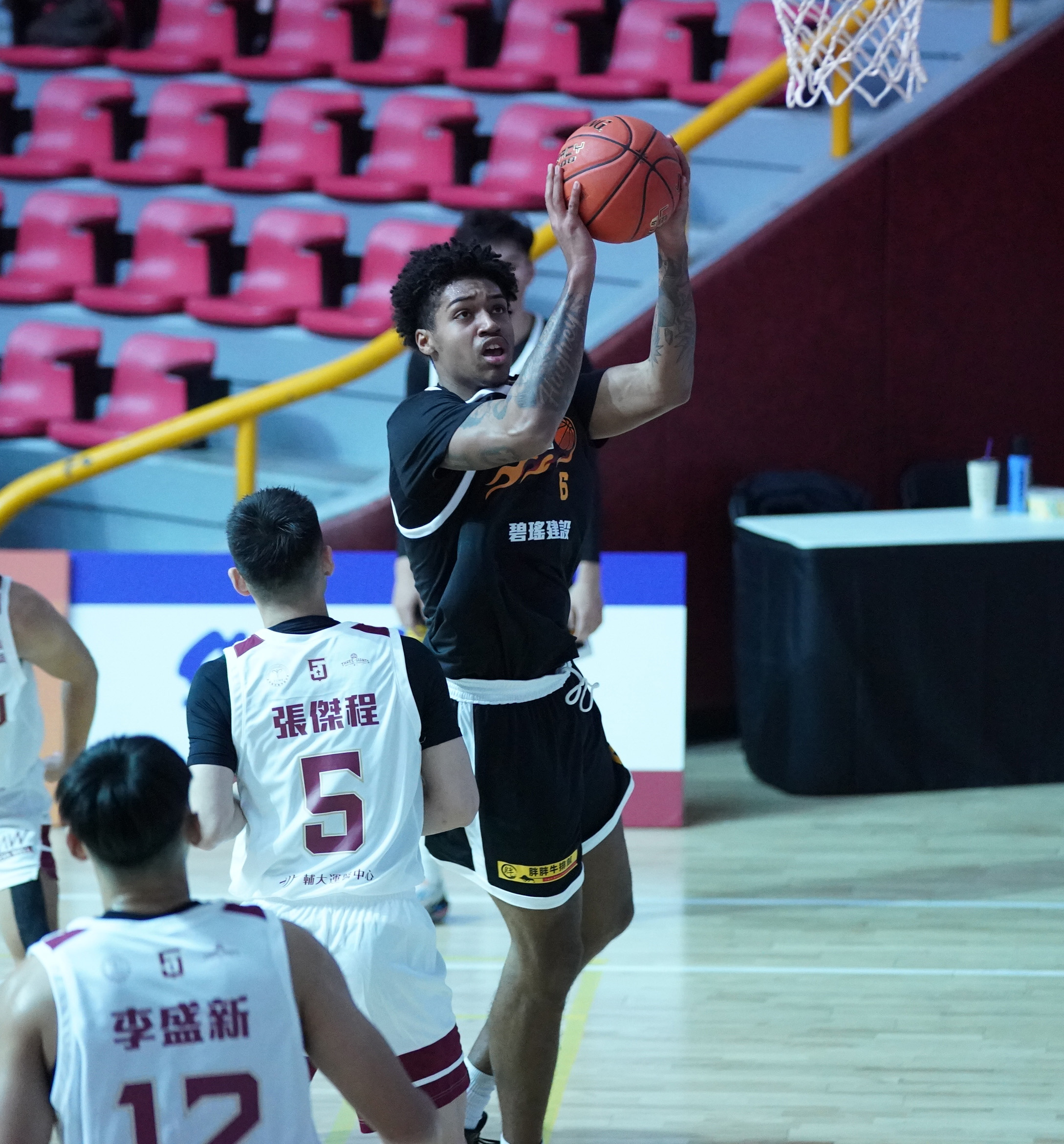 黎明學院 泰力18分外加18籃板。大專體總提供