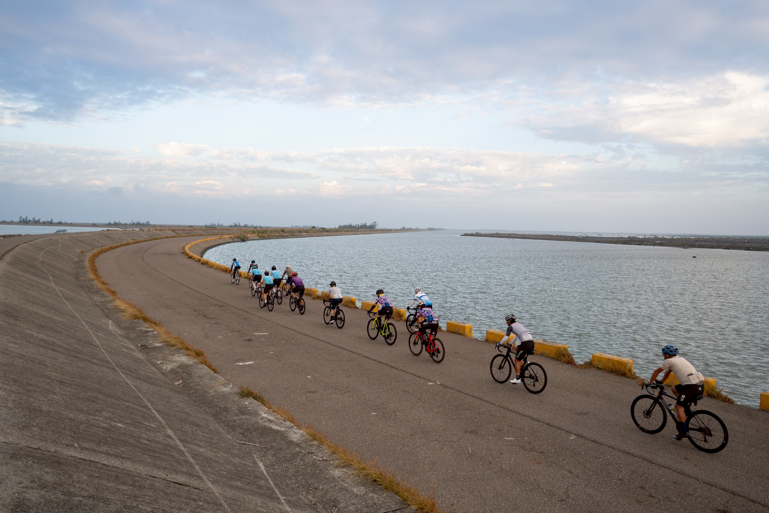 單車逍遙遊路線行經七股超美的曾文溪口月牙彎道。輪動台灣提供