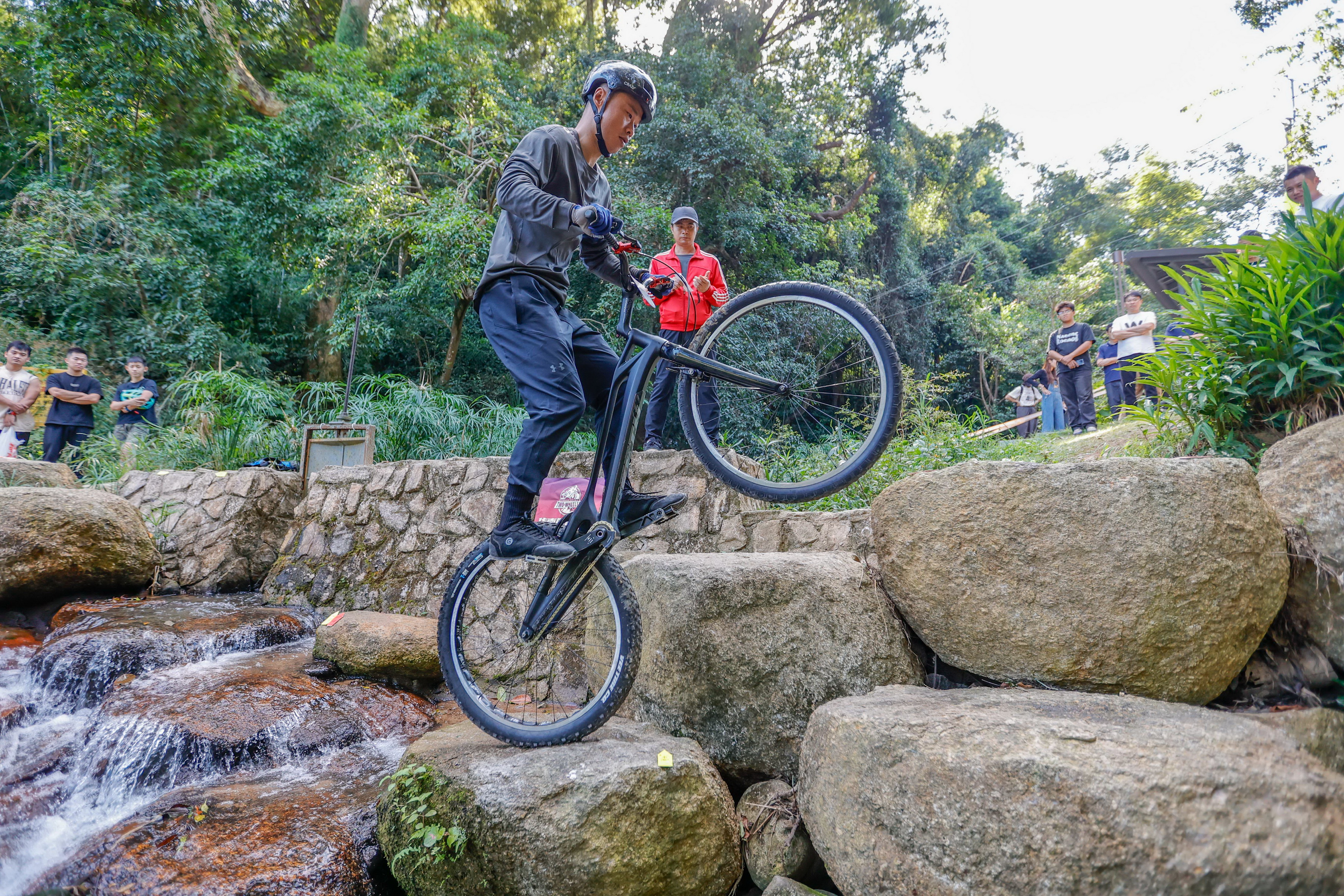 「飛帆山地世界攀爬賽」,由中國攀爬賽的指標性人物姚志領軍,設計並建置專業賽道。圓創提供