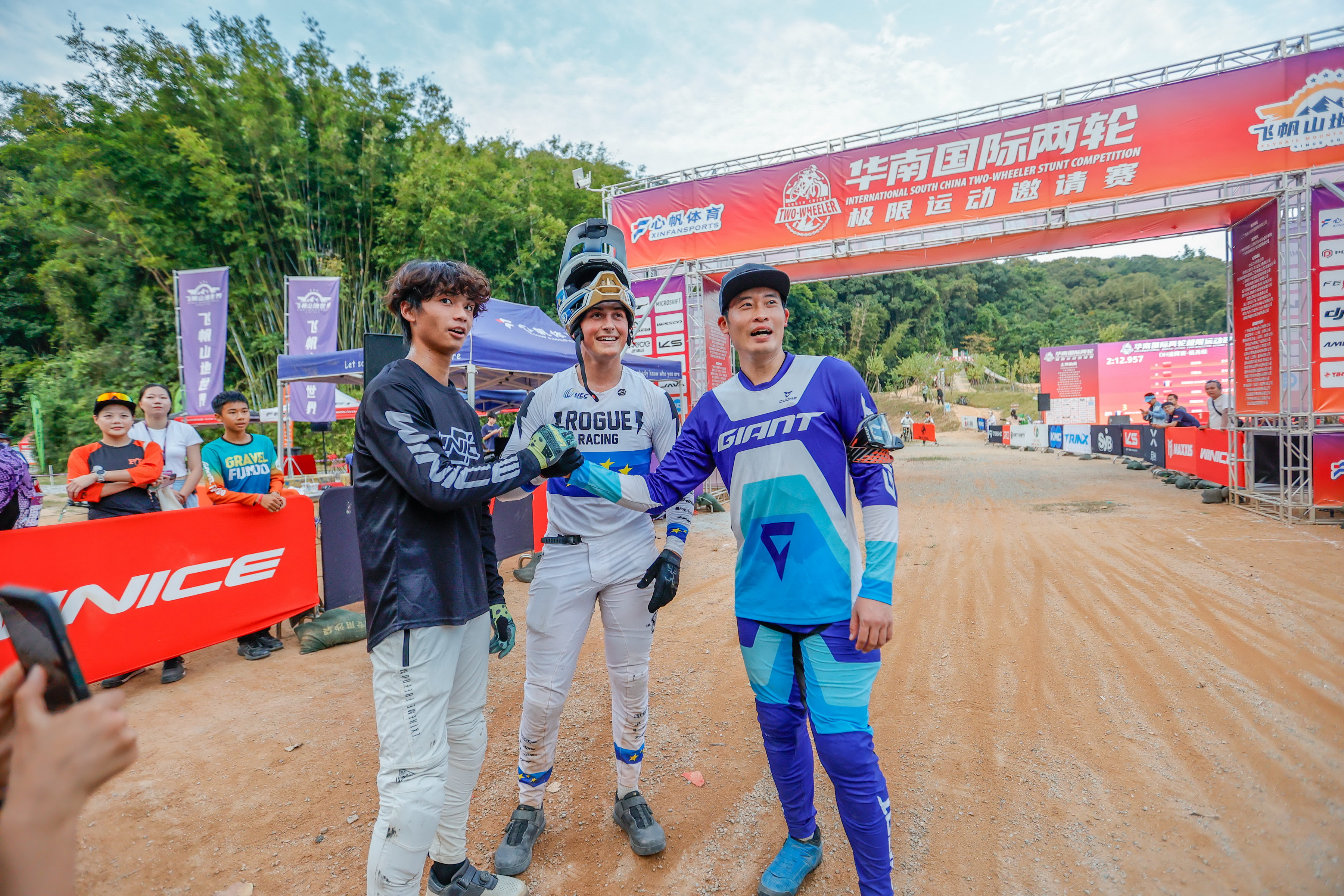 「HT DH速降賽」菁英組最後由WINICE廠隊的涂玄州(左)封王,江勝山(右)居次,Simon Chapelet(中)則位列第三名。圓創提供