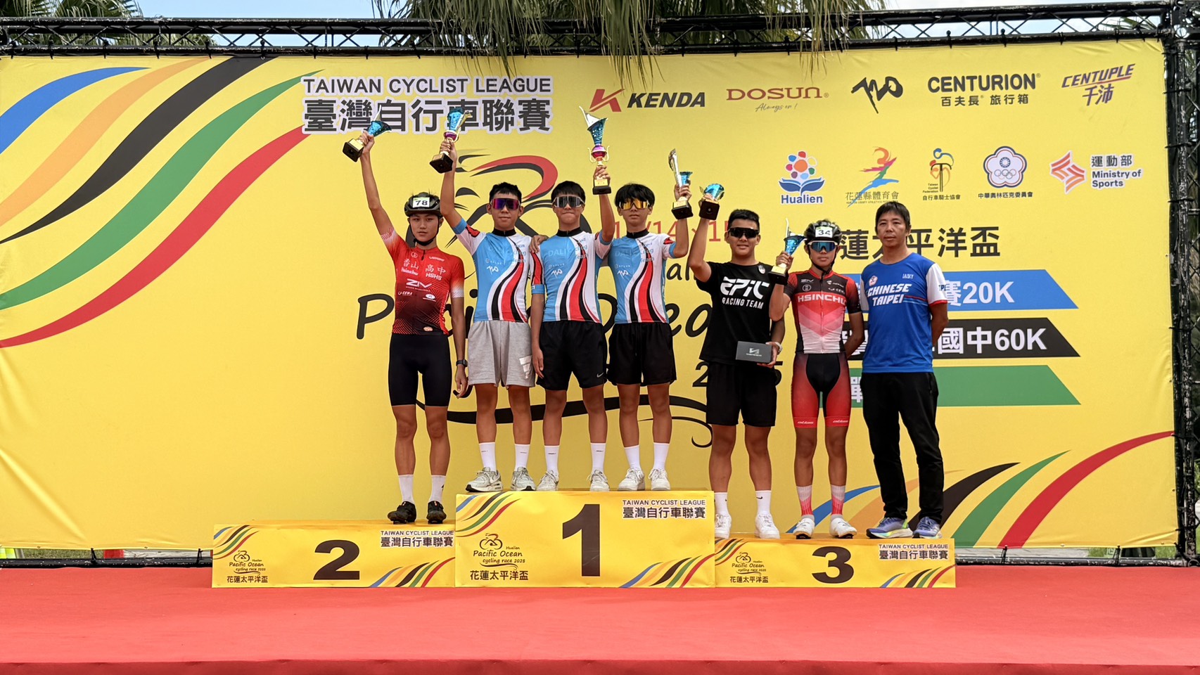 2025花蓮太平洋盃-國中組總排前六名頒獎。中華民國自行車騎士協會提供