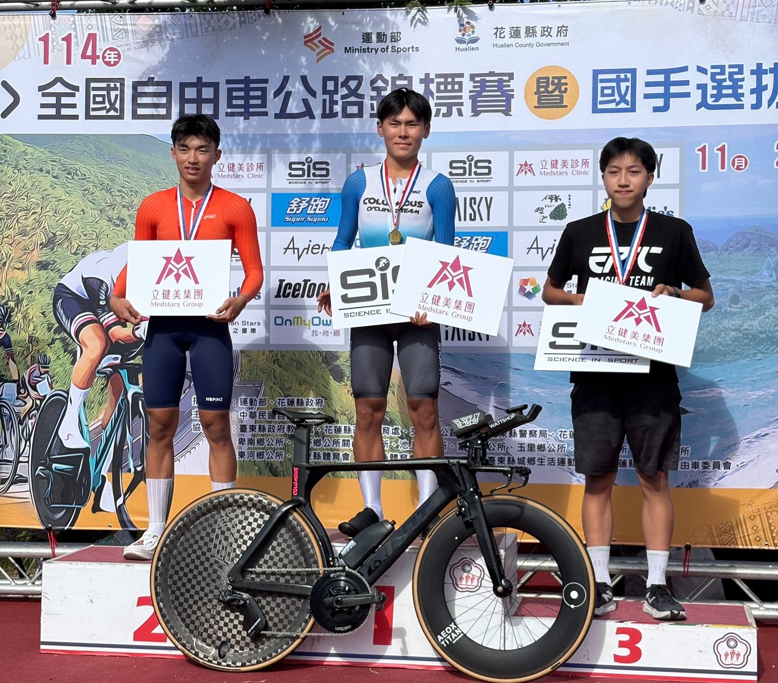 華柏程(中)只接受兩年訓練就拿下U23冠軍。摘自哥倫布車隊臉書