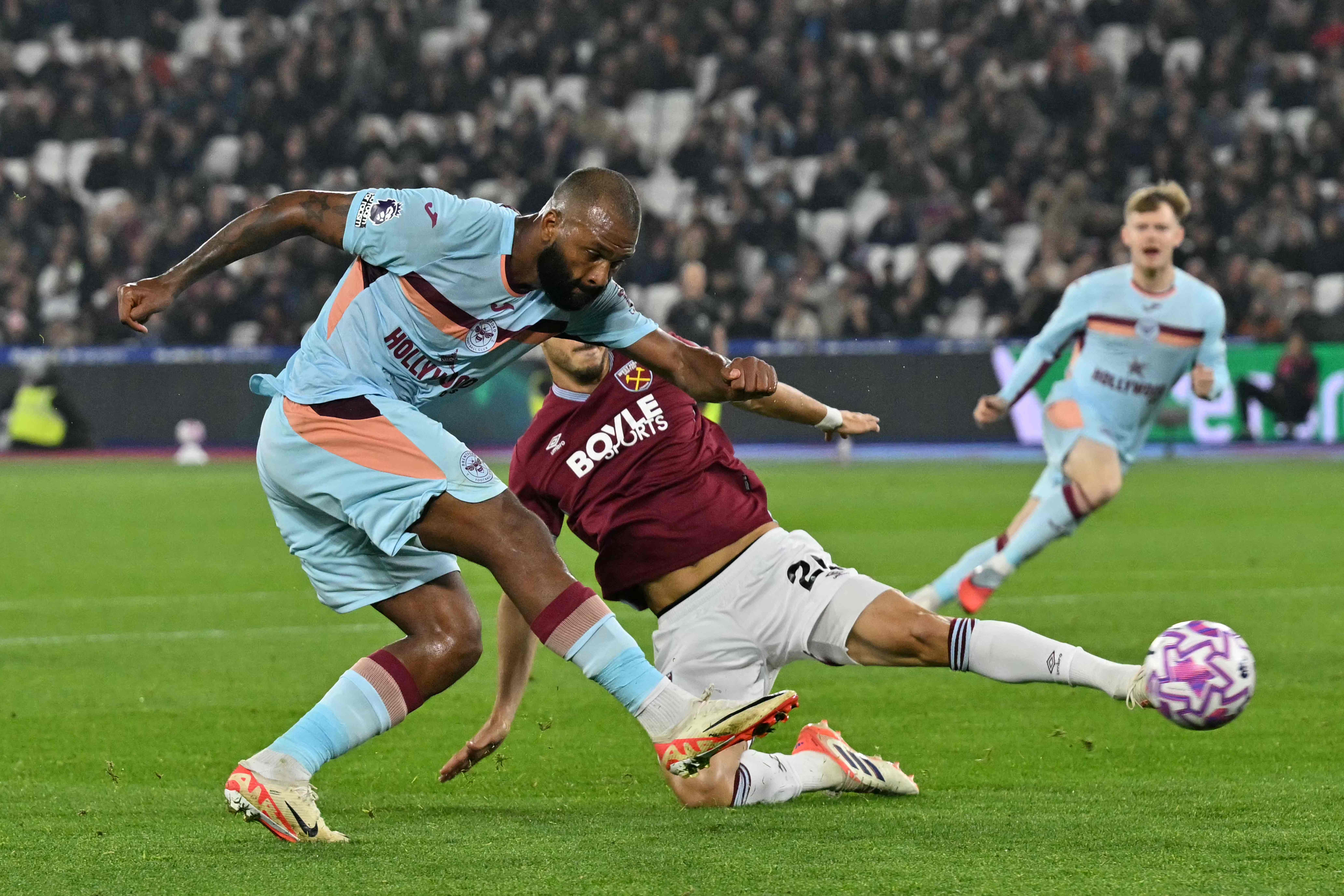 布倫特福德前鋒蒂亞戈(Igor Thiago,左)在近期比賽中威脅明顯。法新社