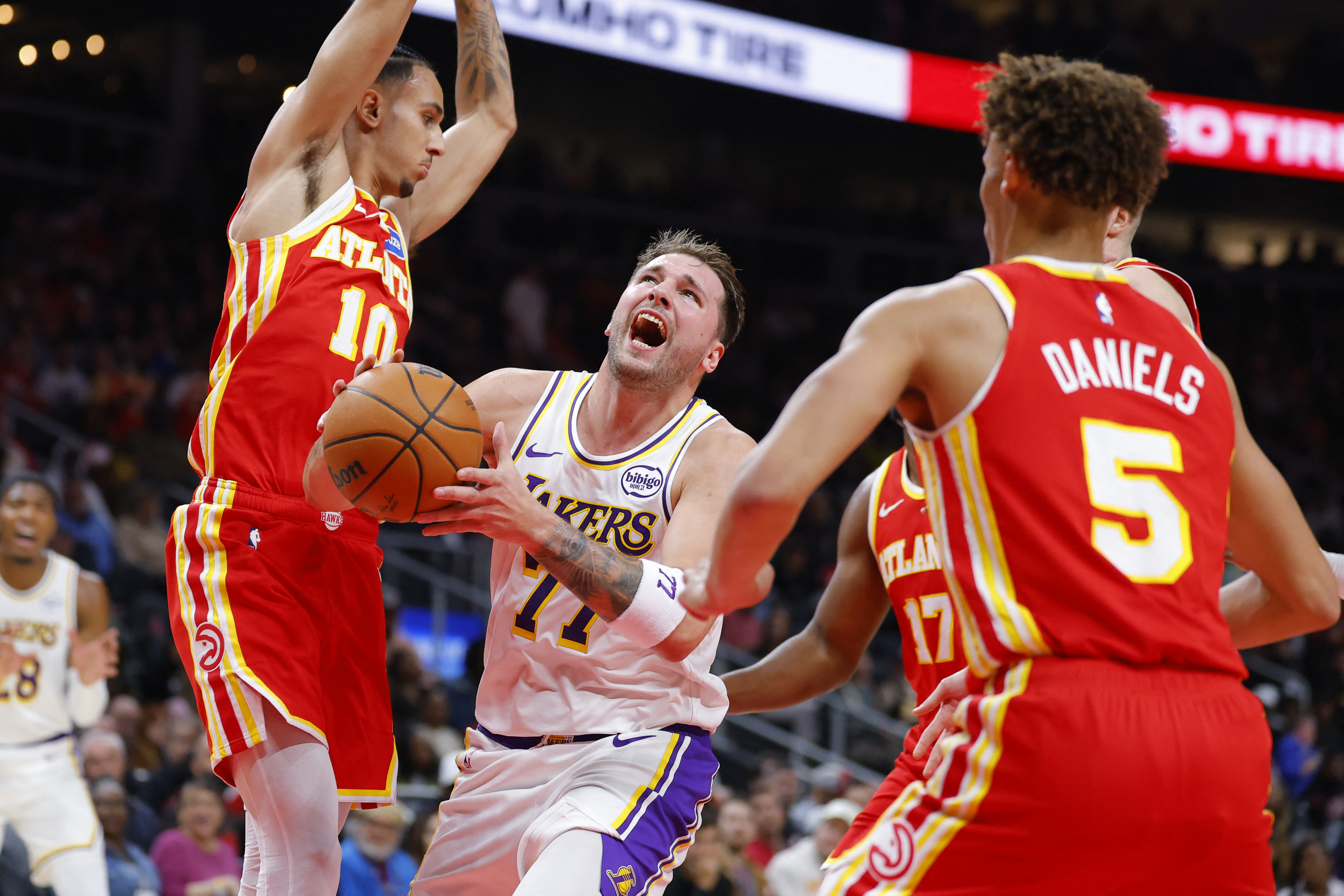 唐西奇(中)單場22分創本季新低。法新社