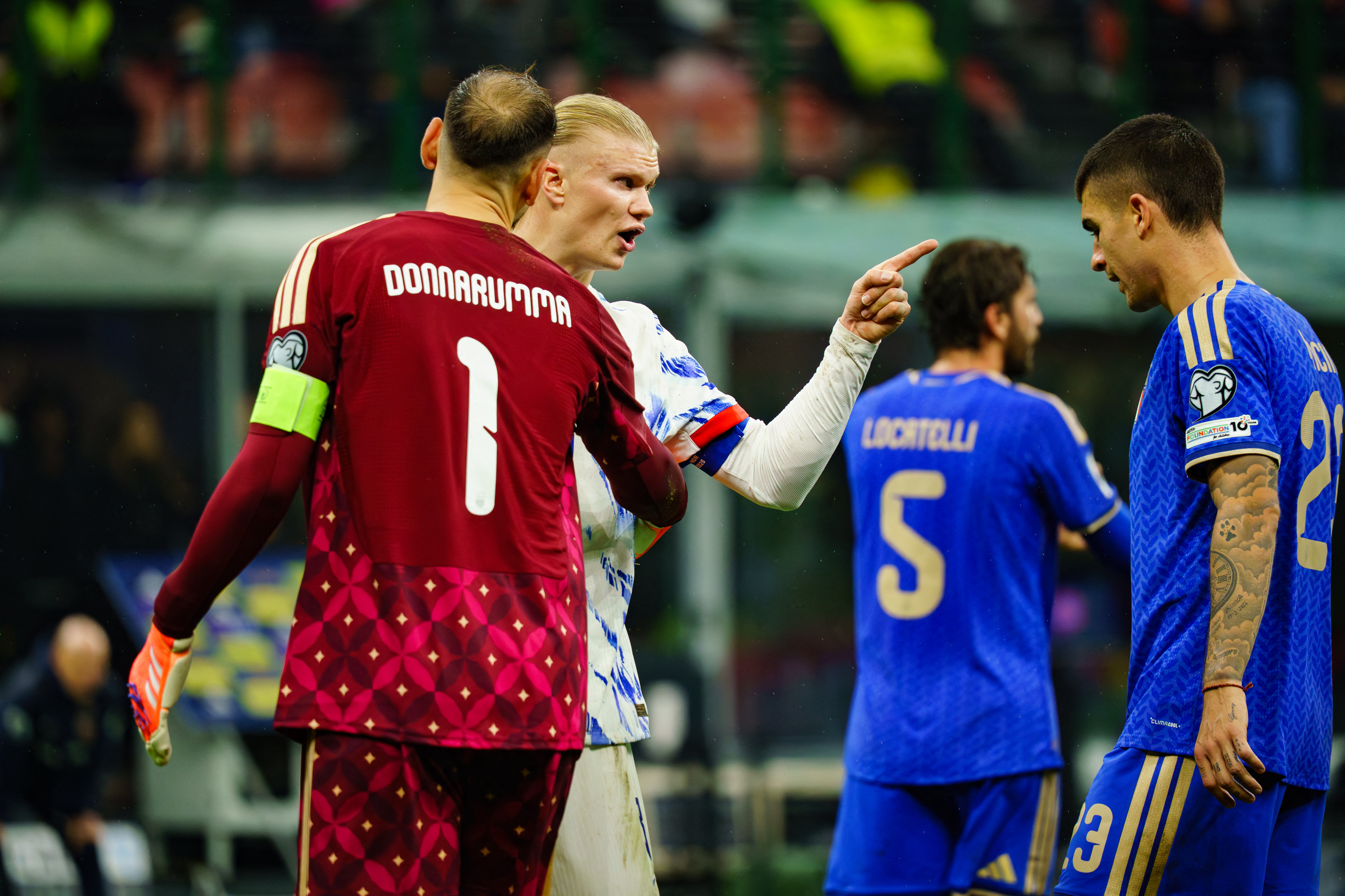 挪威鋒霸哈蘭德(Erling Haaland,中)指控義大利後衛曼奇尼(Gianluca Mancini,右)伸鹹豬手。法新社