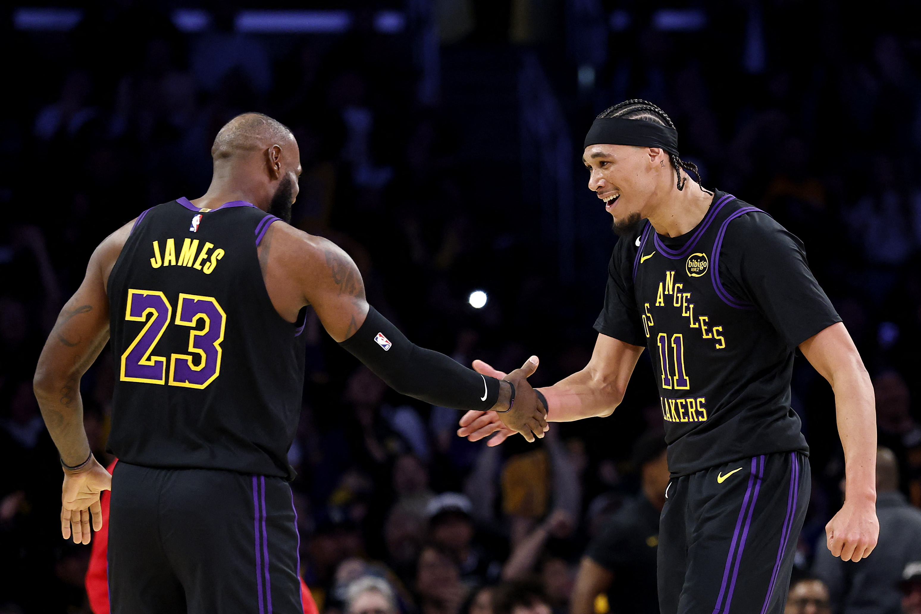 詹姆斯(LeBron James，左)復出後的三場比賽與隊友磨合融洽，球隊正處於5連勝。法新