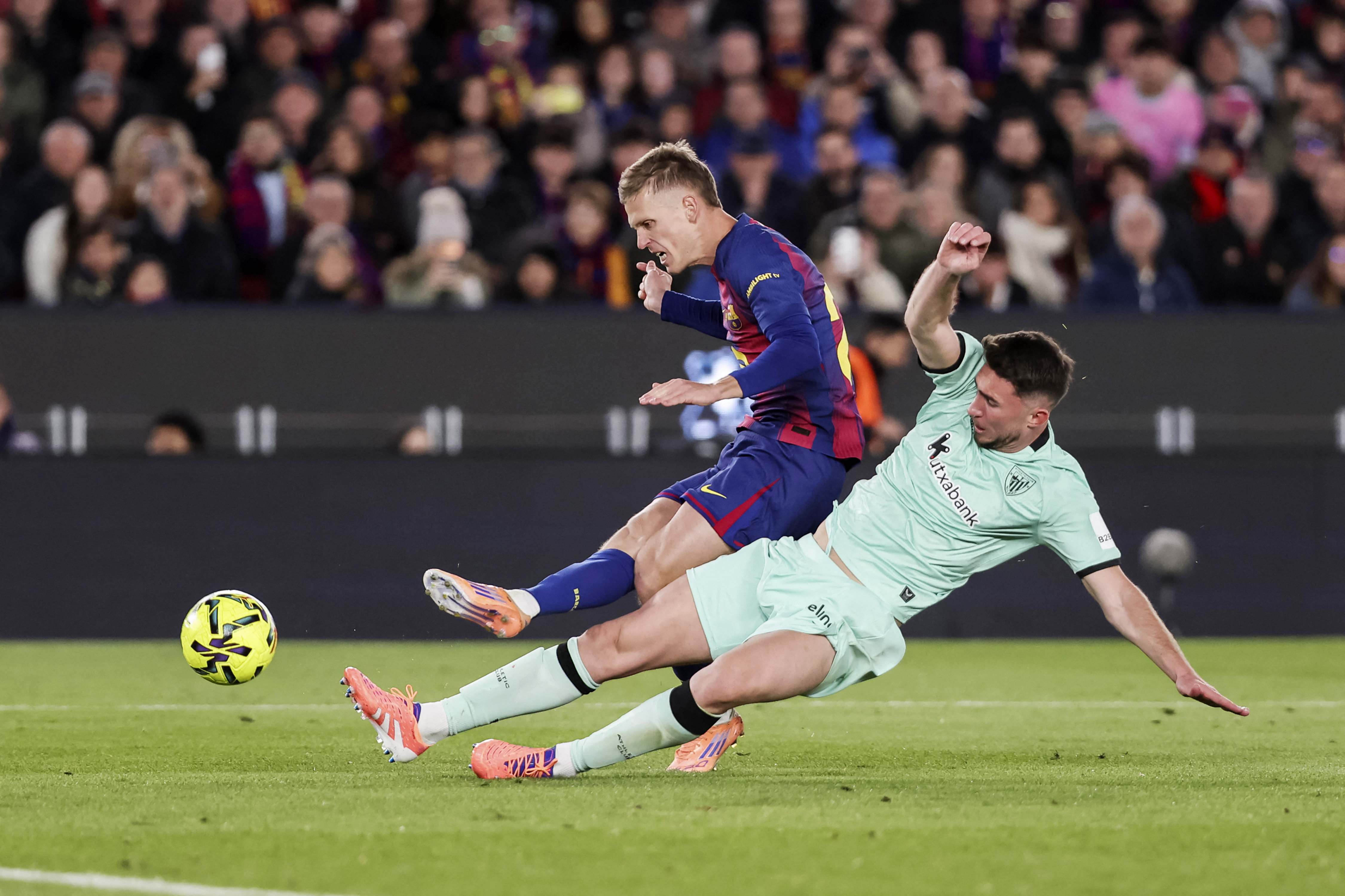 中場大將奧爾莫（Dani Olmo，後）獨中兩元成為最大功臣。法新社