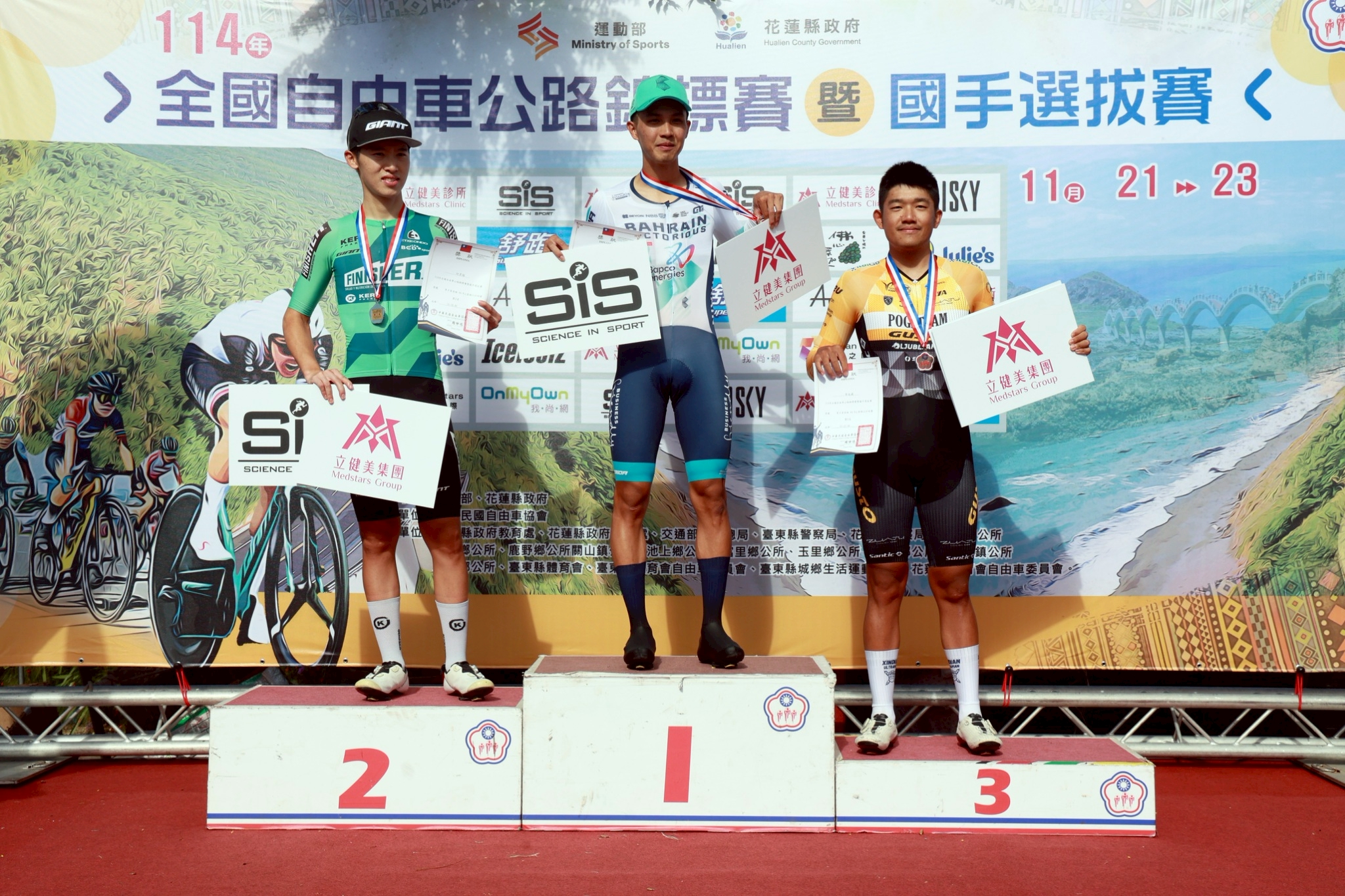 杜志濠(中)以不小差距第五度封王。郭運復攝