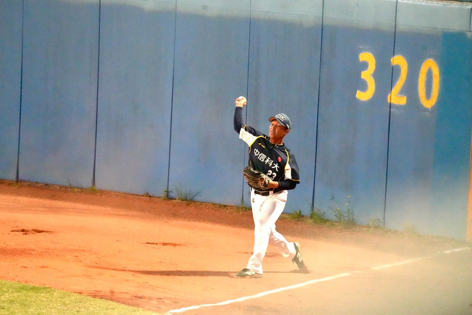 江孟軒用3分打點彌補右外野守備瑕疵。大專體總提供