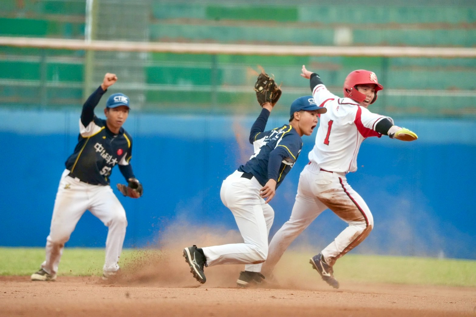 吳宗遠(中)暑假時曾到中信兄弟二軍基地特訓。大專體總提供