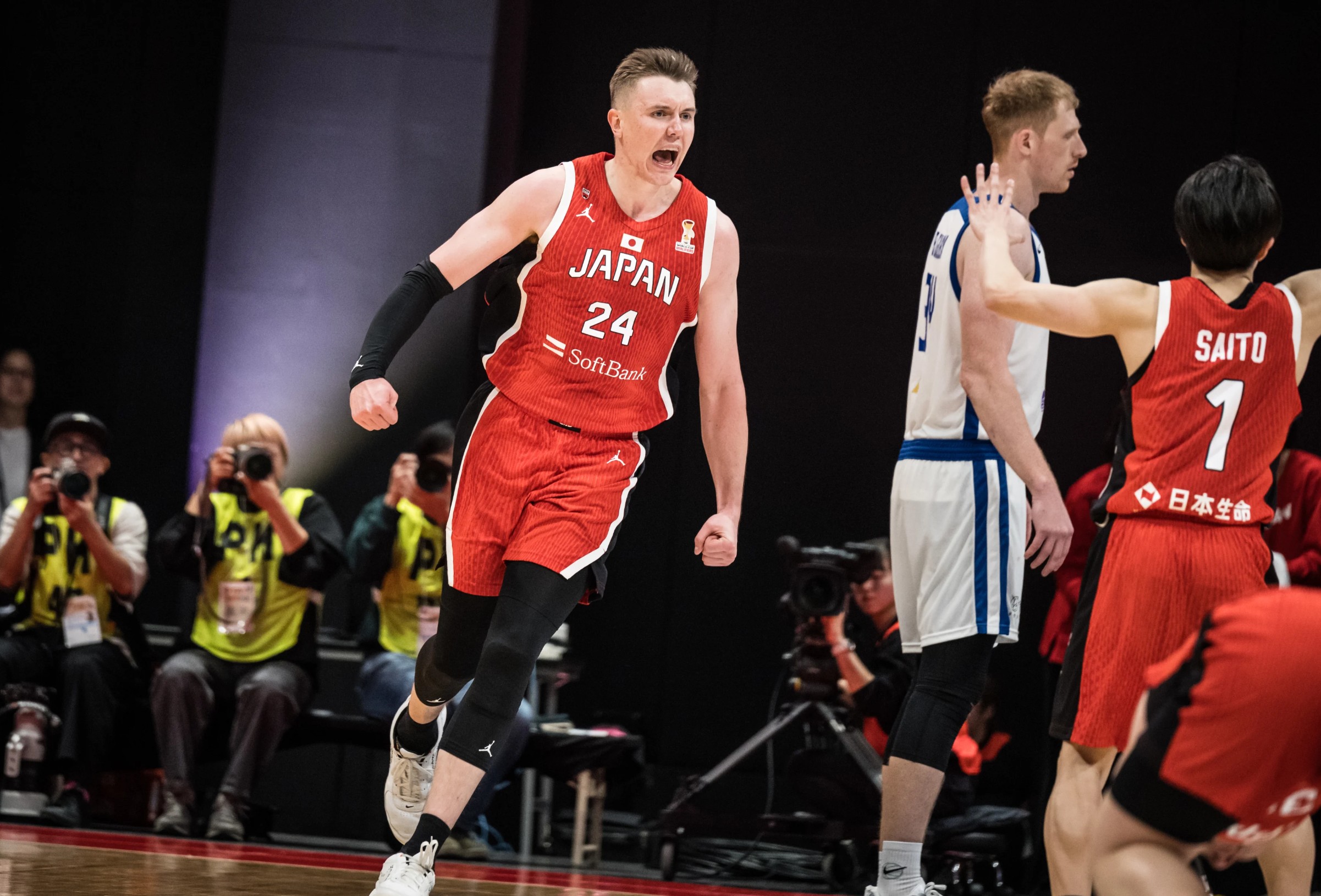 歸化日本的洋將霍金森繳出14分12籃板8助攻接近大三元的成績。國際籃總官網提供