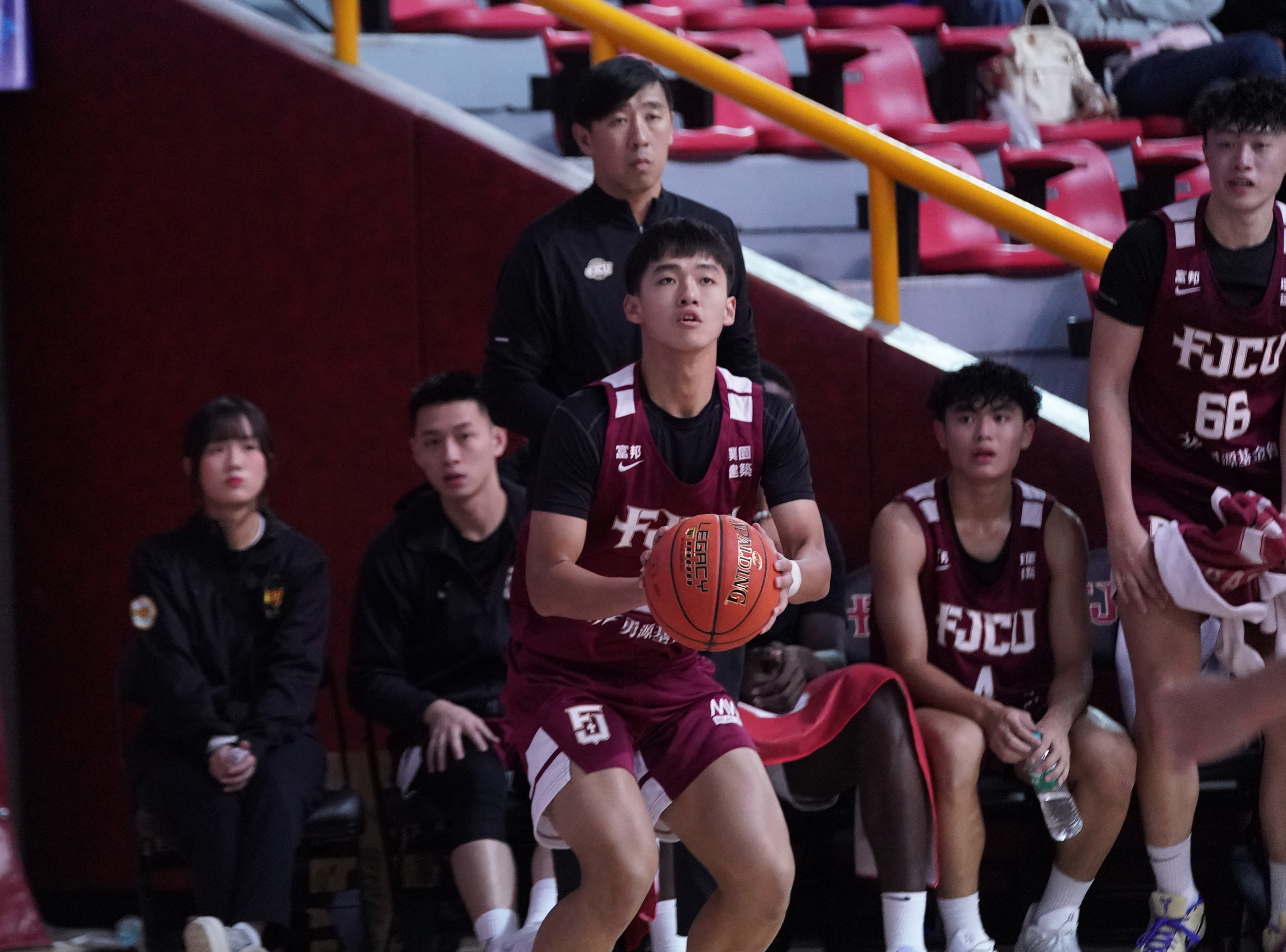 輔仁大學楊曜名總教練楊哲宜的兒子本場拿下3分7籃板。大專體總提供