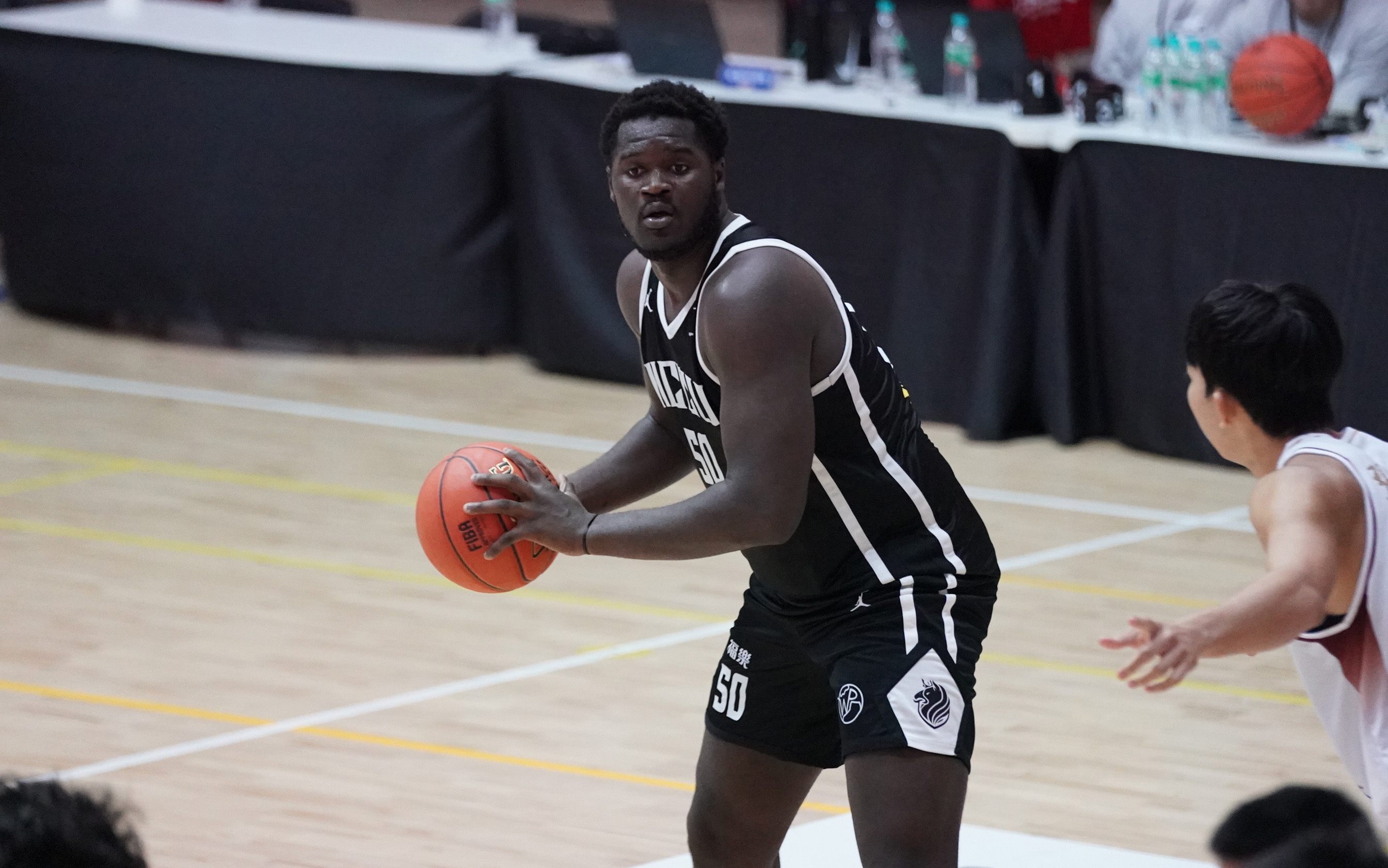 政治大學波波卡15分18籃板。大專體總提供