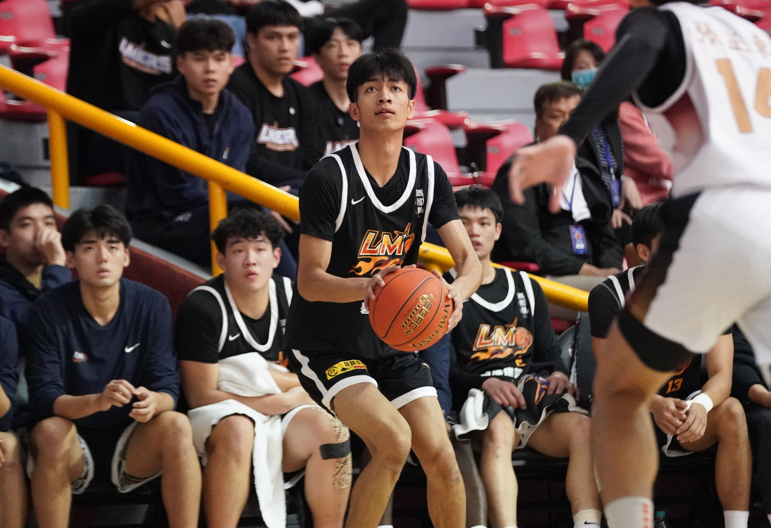 黎明學院胡業脩打出17分14籃板雙十表現另傳出5次助攻。大專體總提供