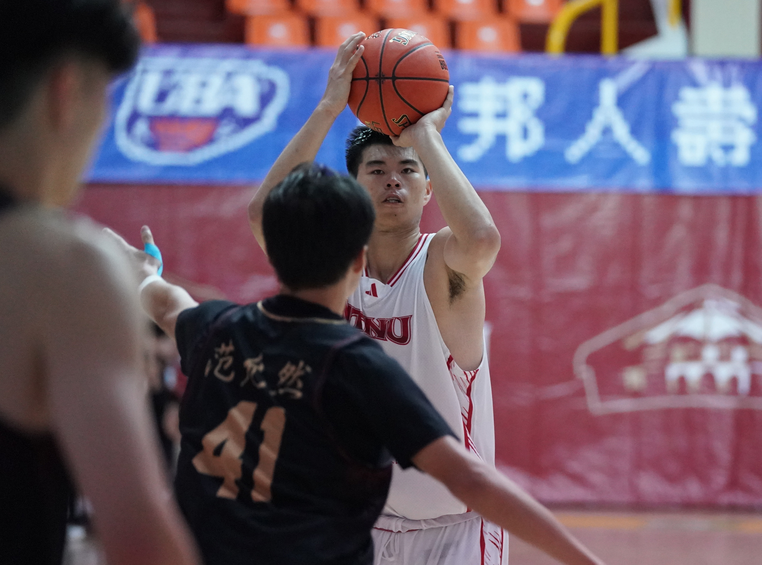 大二中鋒廖子程打滿全場,三分球7投中5飆32分15籃板。大專體總提供