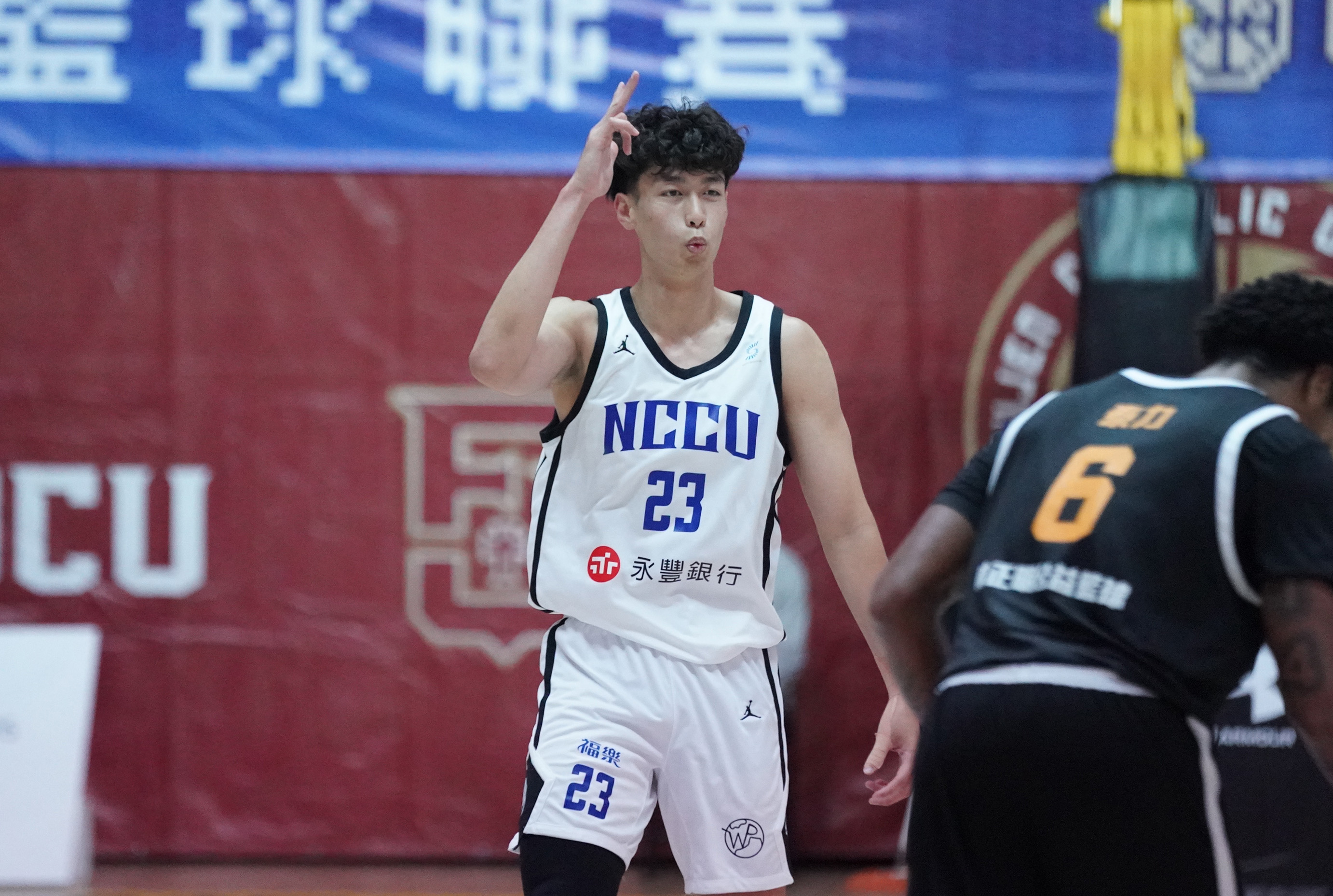 政治大學吳志鍇拿下32分8籃板為全場最高分其中有八顆外線。大專體總提供