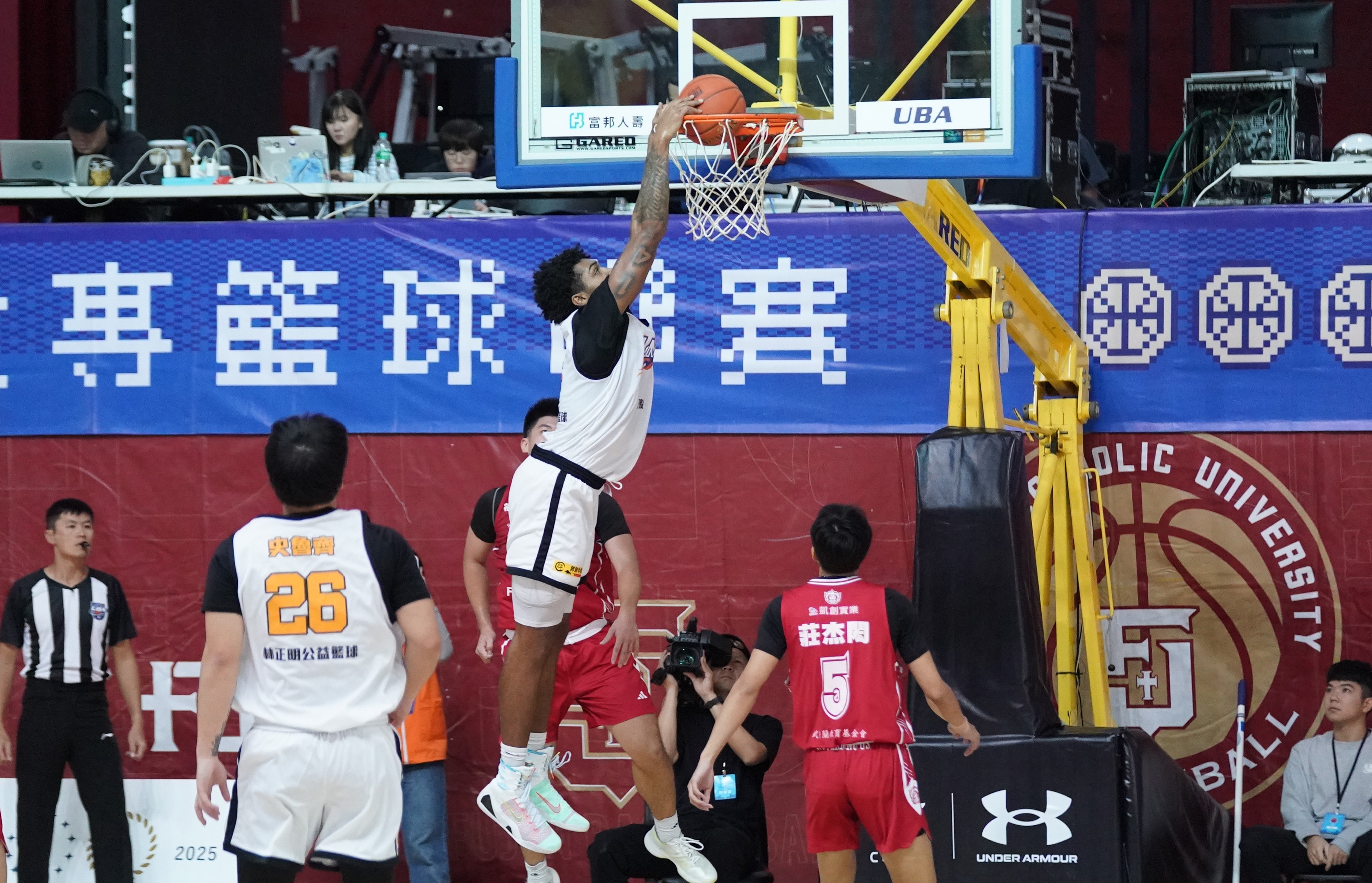 黎明學院泰力上半場就有兩次灌籃表現。大專體總提供