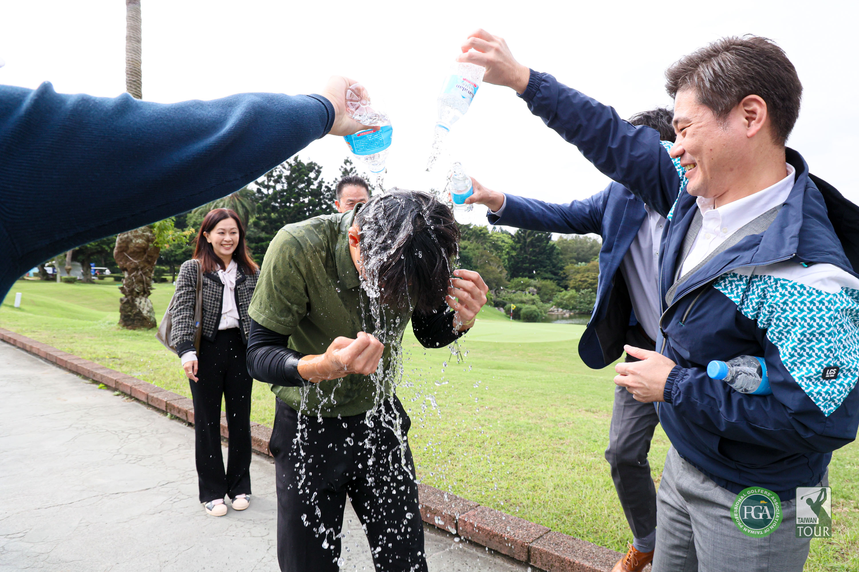 Threebond香港有限公司台灣分公司總經理泰地宏和(右)為冠軍選手楊孝哲潑水慶祝。Tpga／林聖凱攝影