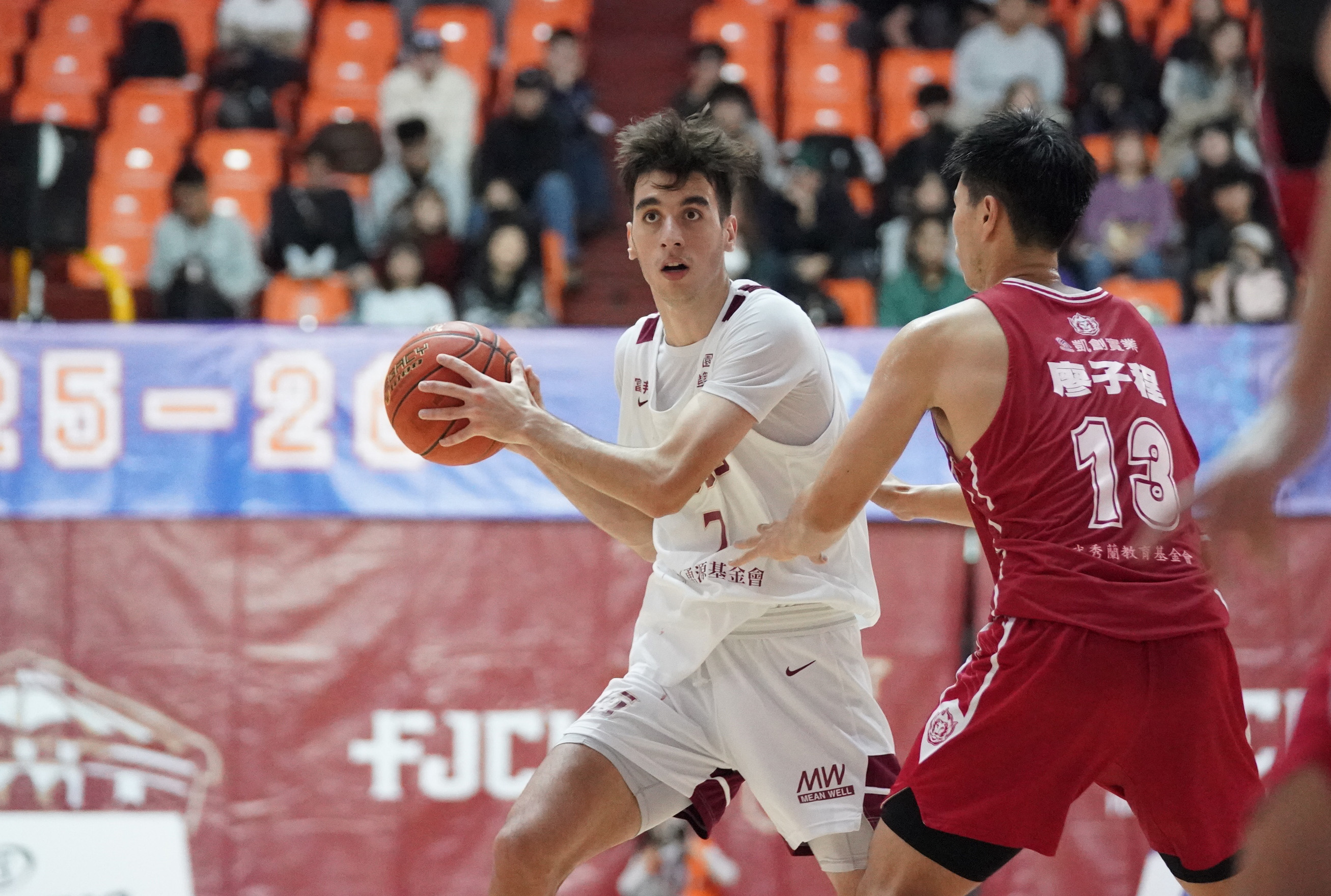 輔仁大學莫森攻下全場最高28分外帶17籃板的雙十表現 。大專體總提供
