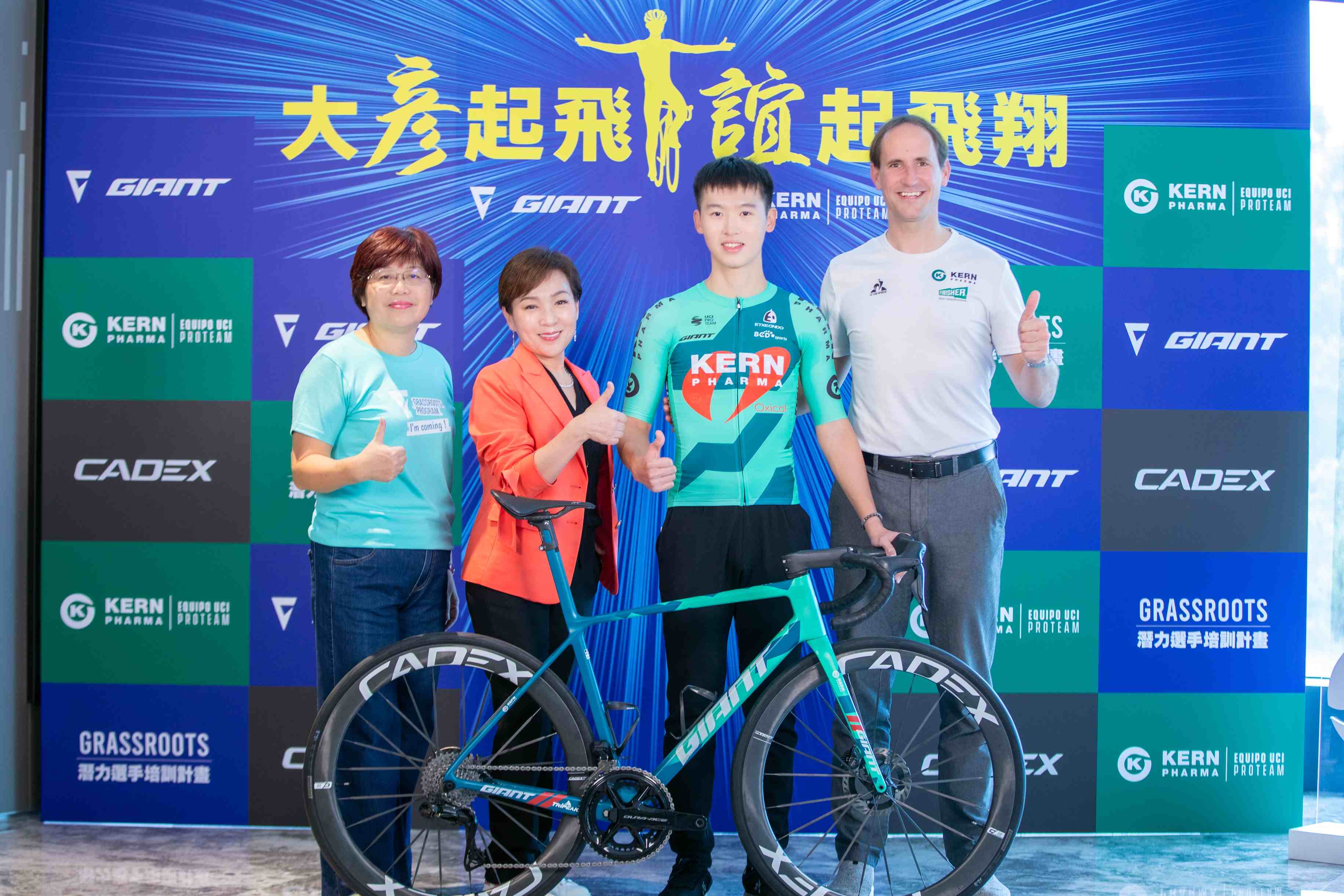 何彥誼(右2)成功加盟西班牙kern pharma 車隊經理Juanjo Oroz(右1)和巨大執行長劉素娟(左2)和總經理鄭秋菊(左1)合照。捷安特提供 1