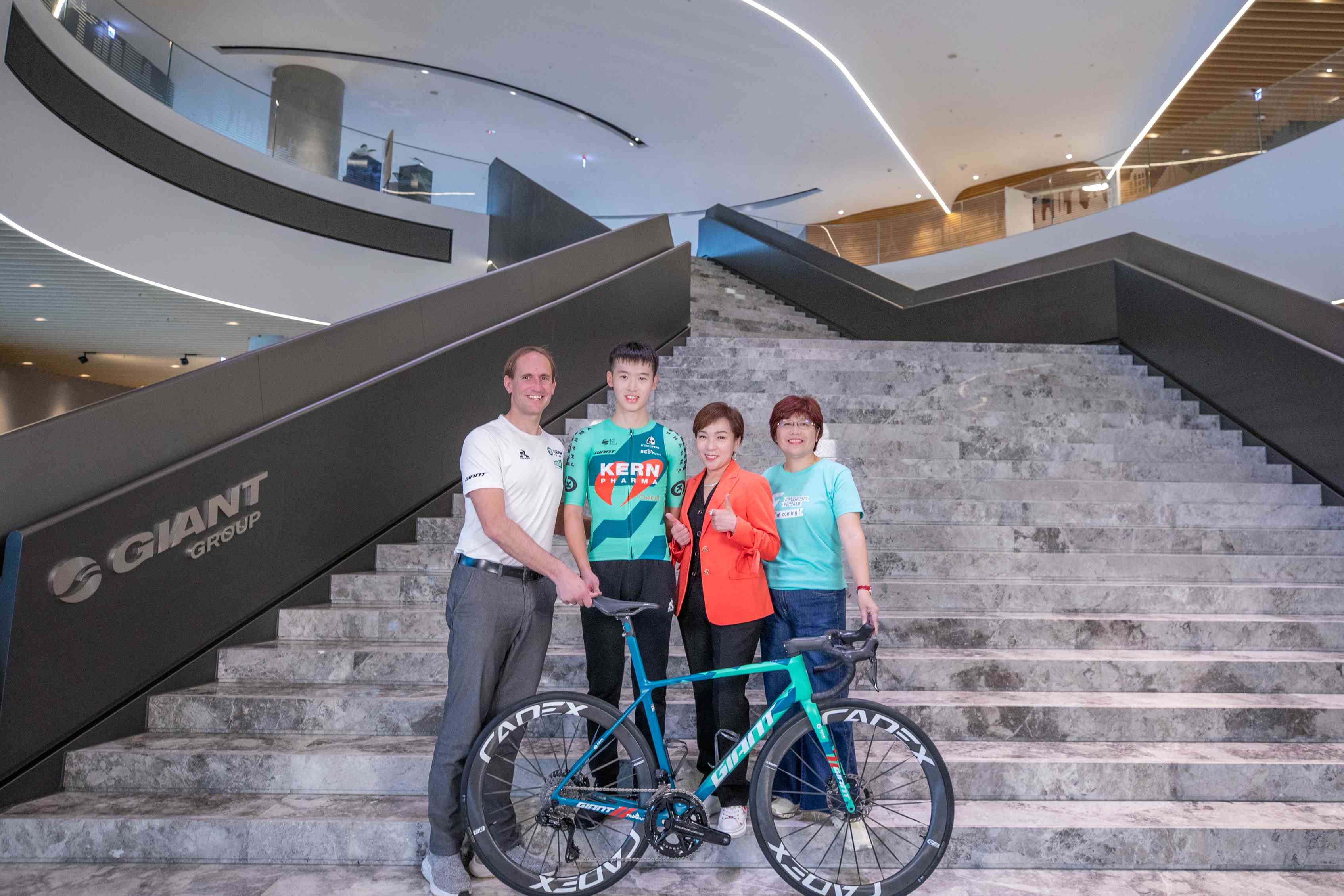 何彥誼（左２）成功加盟西班牙Kern Pharma 車隊經理Juanjo Oroz（左1）和巨大執行長劉素娟（右2）和總經理鄭秋菊合照。捷安特提供