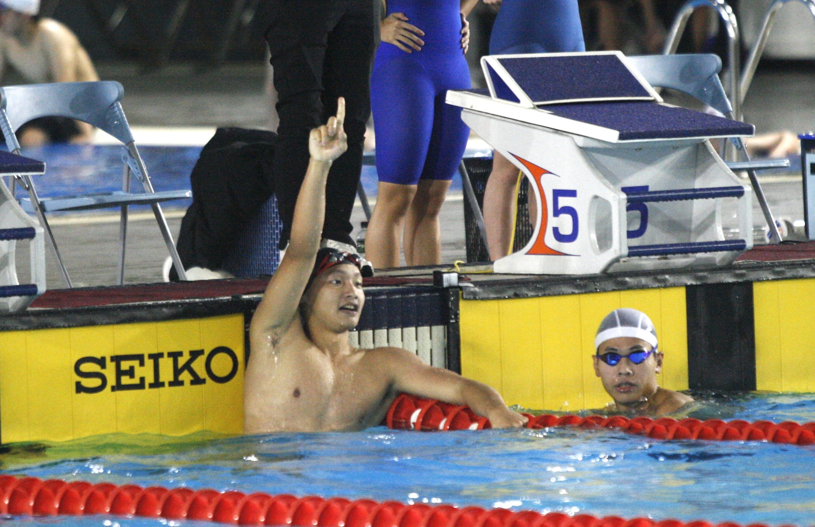 傅堃銘200混摘金後比出招牌動作。游協提供