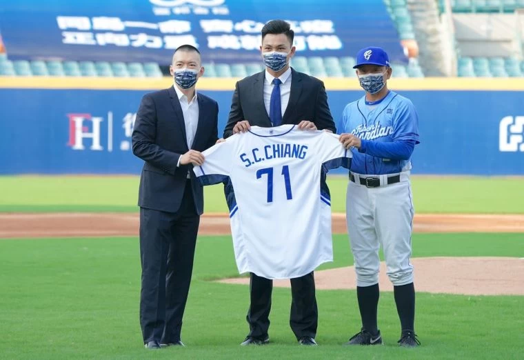 當年富邦特別安排江少慶加盟儀式。富邦悍將提供