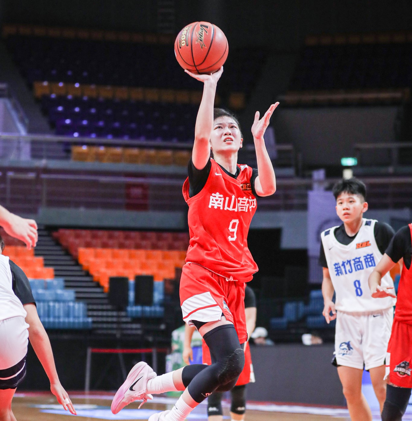 南山高三一姊謝依臻三分球13投中6飆27分生涯雙新高。高中體總提供