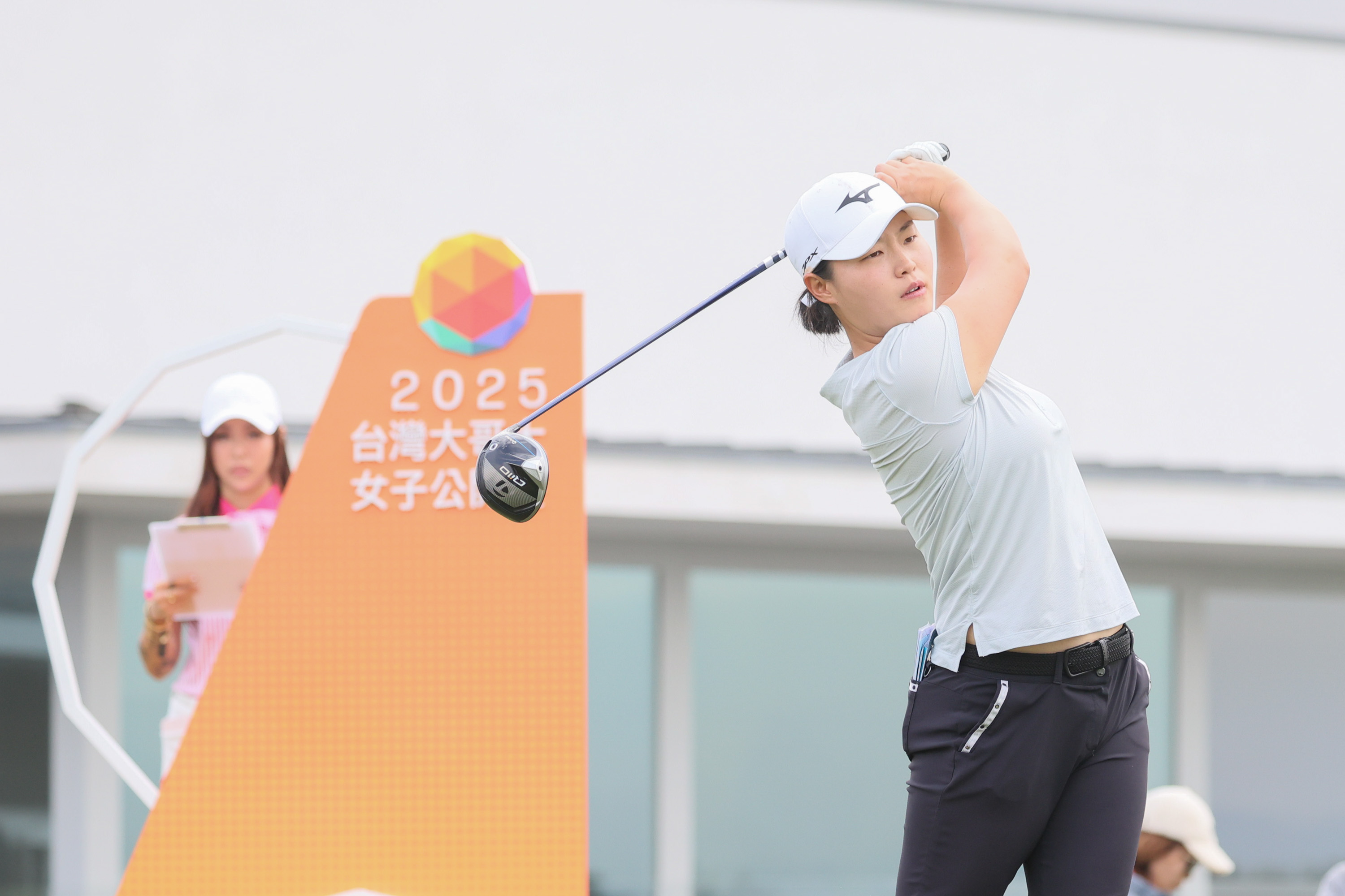 韓國選手鄭瑟琪靠第17洞老鷹戲劇性彎道超車,躍居領先地位。大會提供