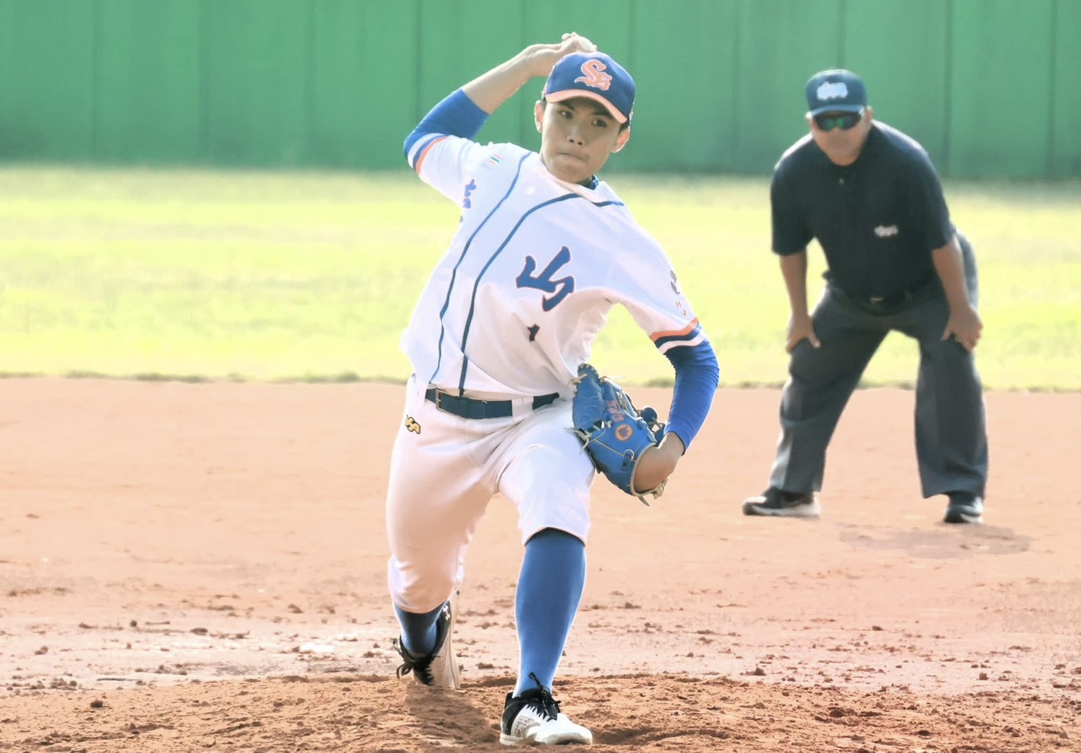 壽山高中陳廷翰後援2.1局無失分拿下勝投。學生棒聯提供