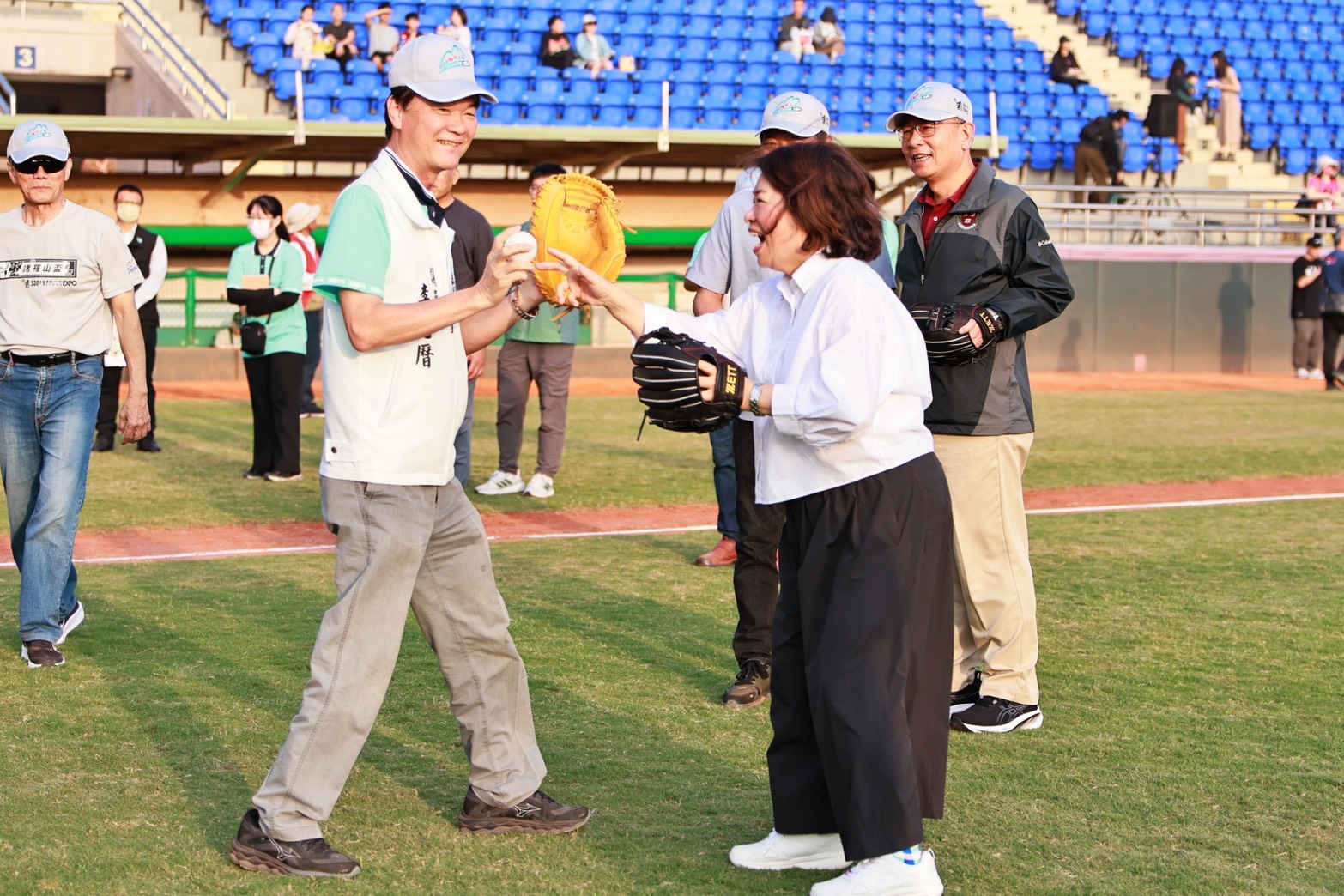 市長黃敏惠開球。學生棒聯提供