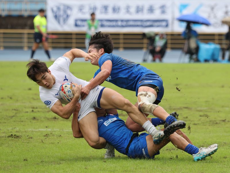 第六屆台北元坤盃七人制國際大專橄欖球邀請賽在台北田徑場熱鬧開踢，公開組韓國延世大學(白衣)與尋求衛冕三連霸的日本拓殖大學(藍衣)7比7握手言和。元坤運動文創產業有限公司提供