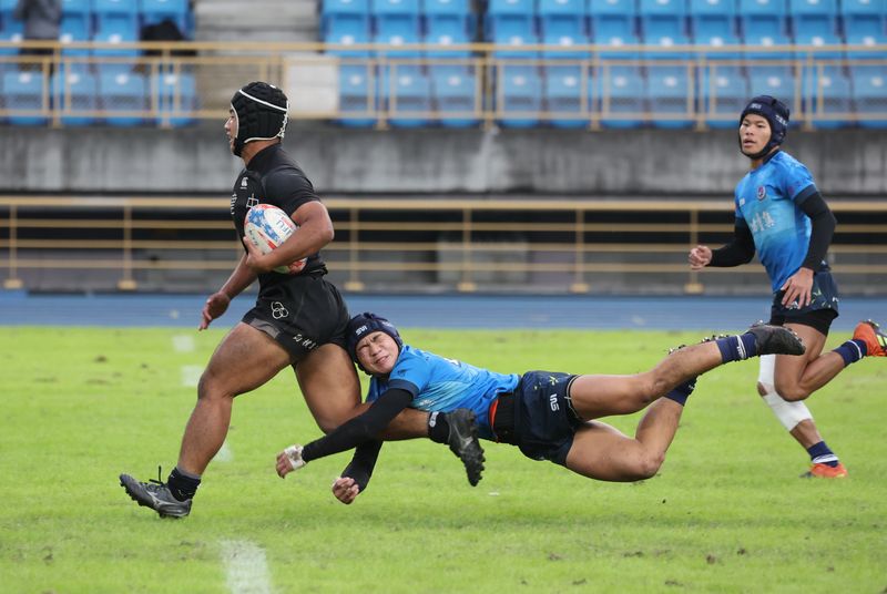 第六屆元坤盃國際大專七人制橄欖球邀請賽28日在台北田徑場圓滿落幕，首次舉辦的高中組賽事，「黑衫軍」台北市建國中學(黑衣)擊敗新北市竹圍高中，拿下冠軍獎盃。元坤運動文創產業有限公司提供