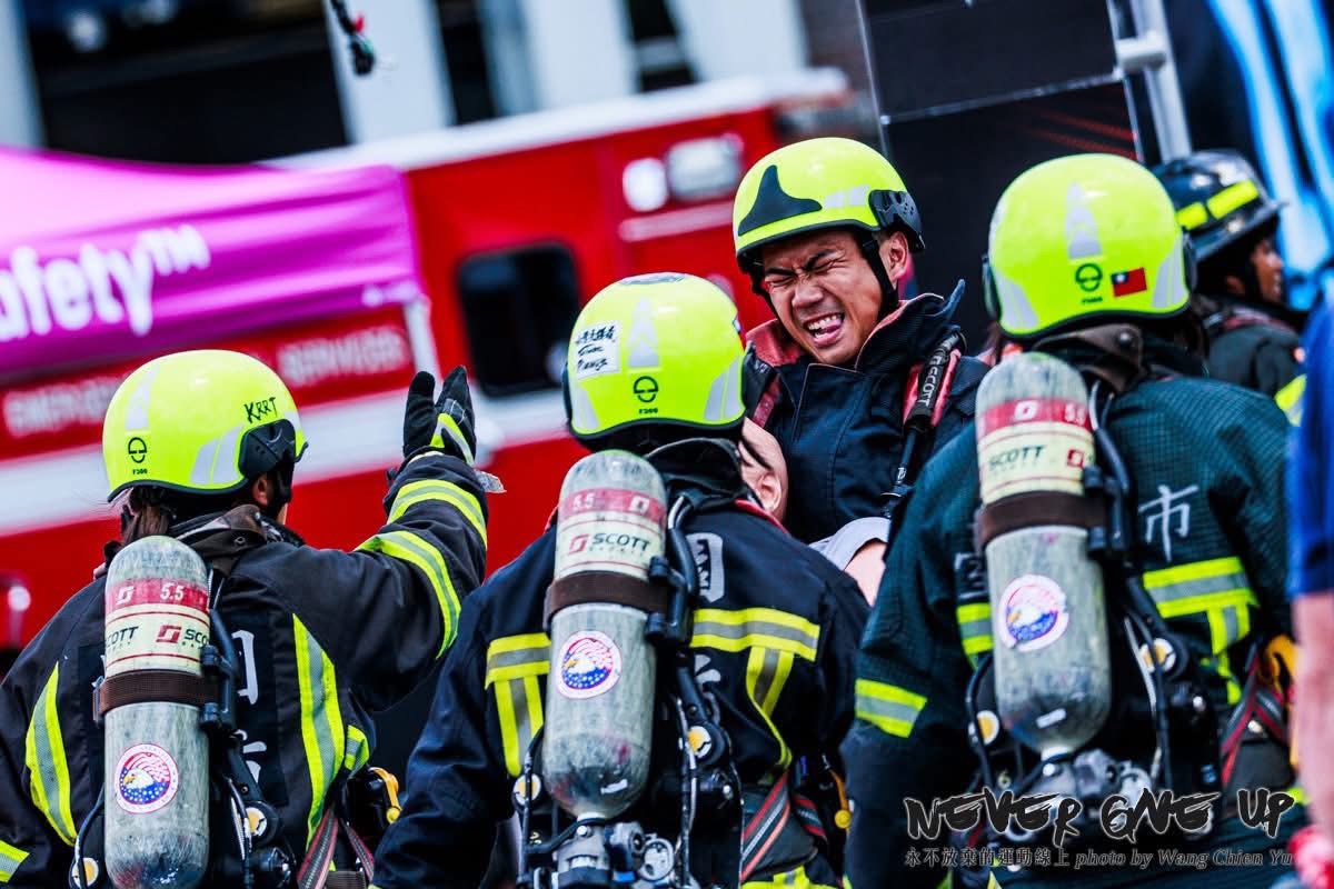 從世界警消運動會到全球極限體能鋼鐵大賽的參與陳俊羽(右二)面對鏡頭者享受團隊。台中市運動局提供