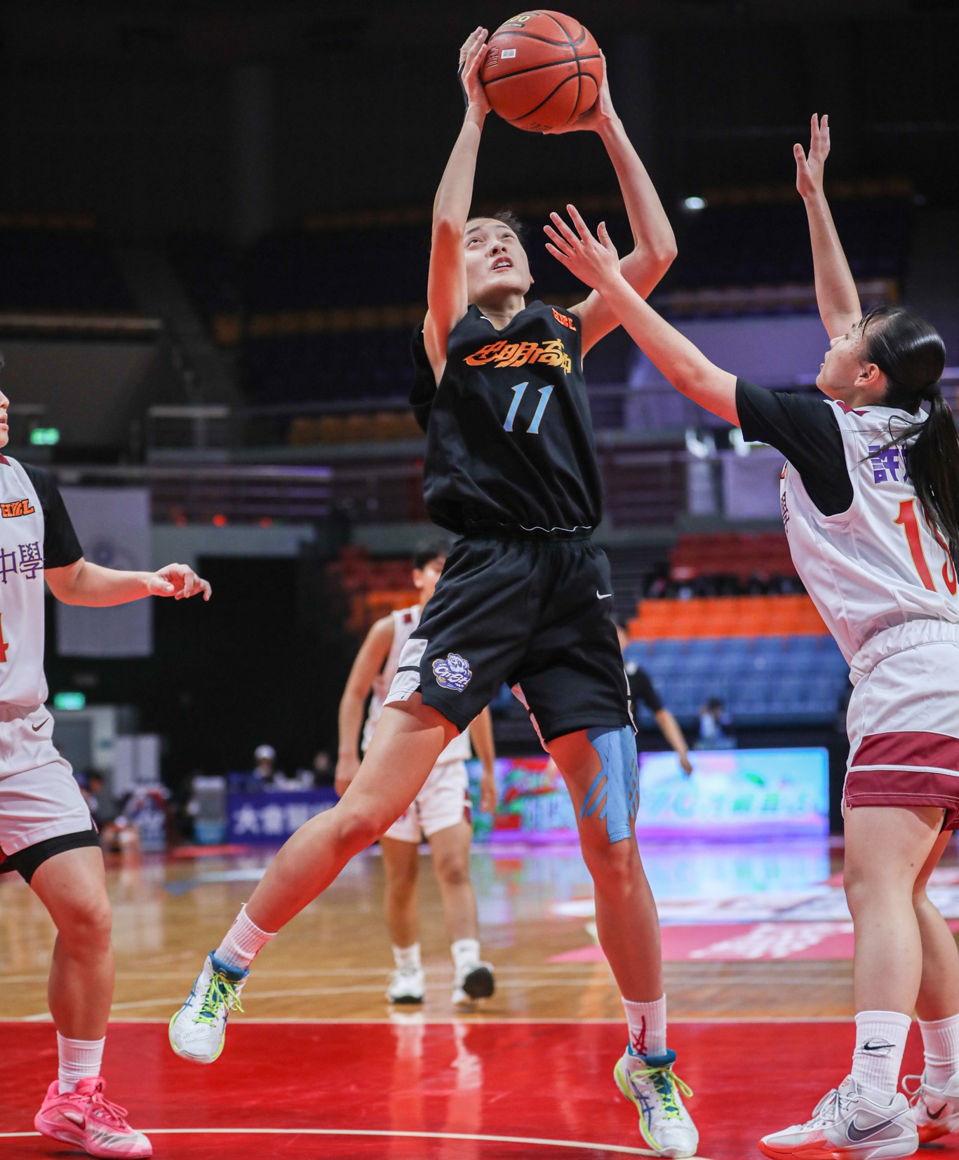 忠明中鋒陳孫紹婷24分17籃板。高中體總提供