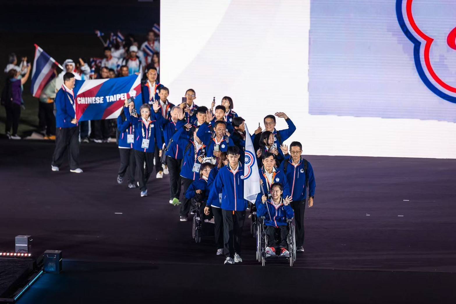 我國代表團由2024巴黎帕拉林匹克運動會桌球C11級銀牌陳柏諺及2024世界能力青年運動會田徑T71級金牌姚宥米擔任掌旗官率領進場。運動部提供