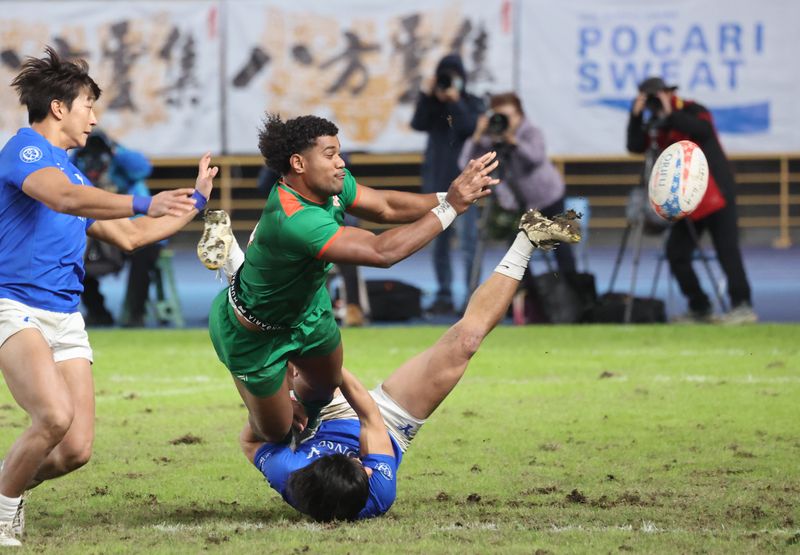 第六屆元坤盃國際大專七人制橄欖球邀請賽28日在台北田徑場圓滿落幕，日本拓殖大學擊敗韓國延世大學，勇奪公開組三連霸。元坤運動文創產業有限公司提供