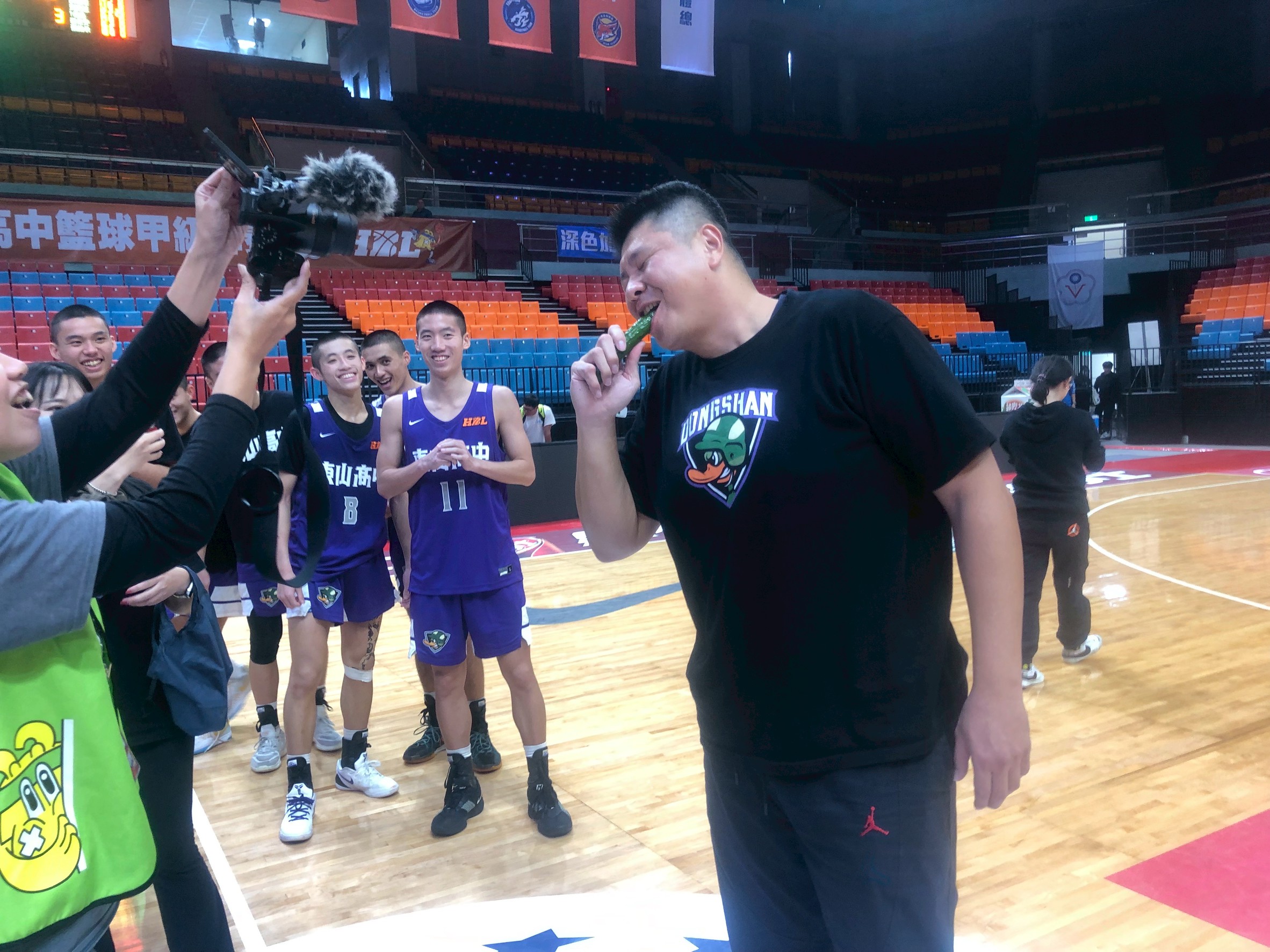 東山加碼老教柯斐馨,小黃瓜苦澀但甜美續集。高中體總提供