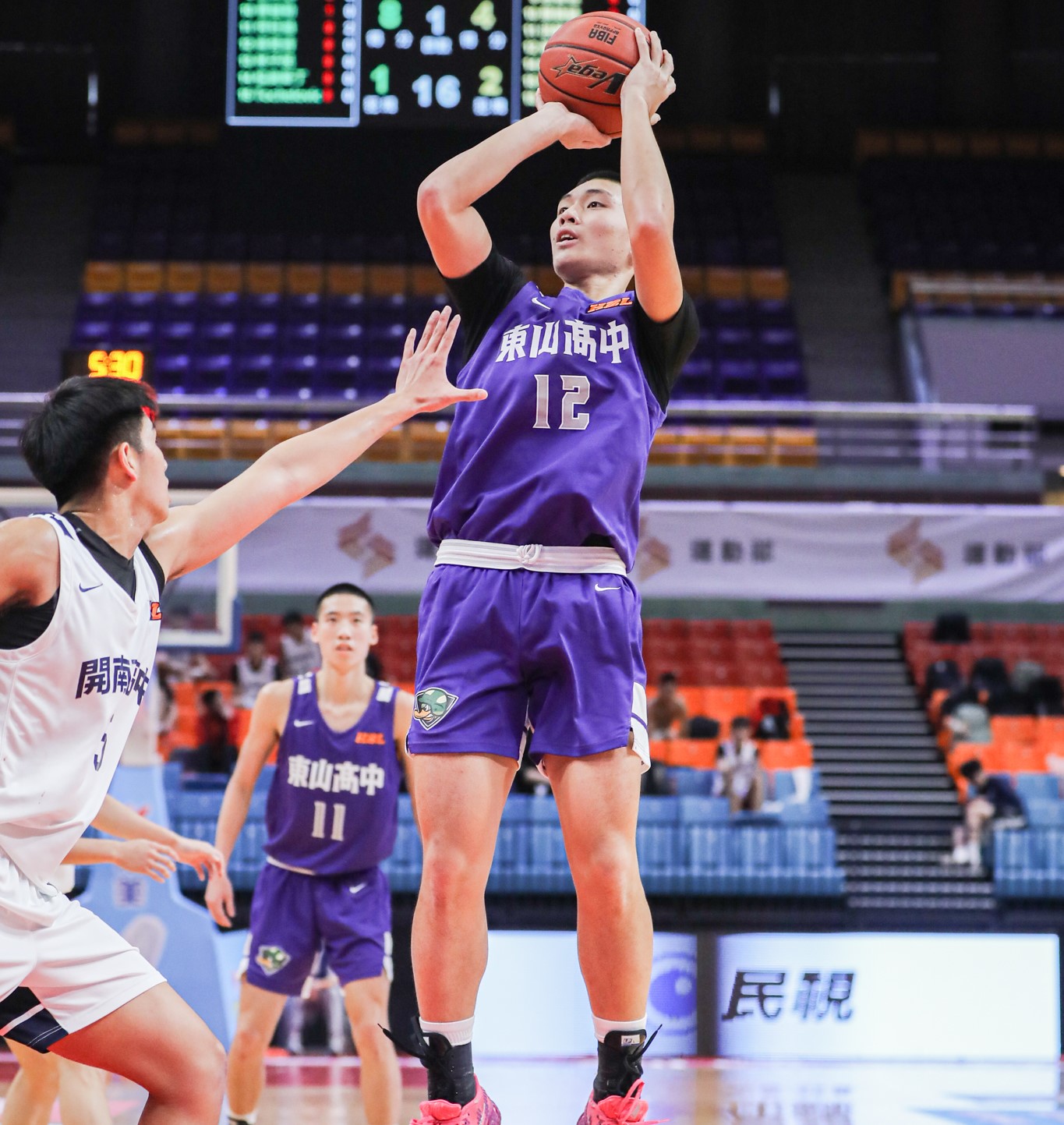 東山黃紹恩23分10籃板雙十。高中體總提供