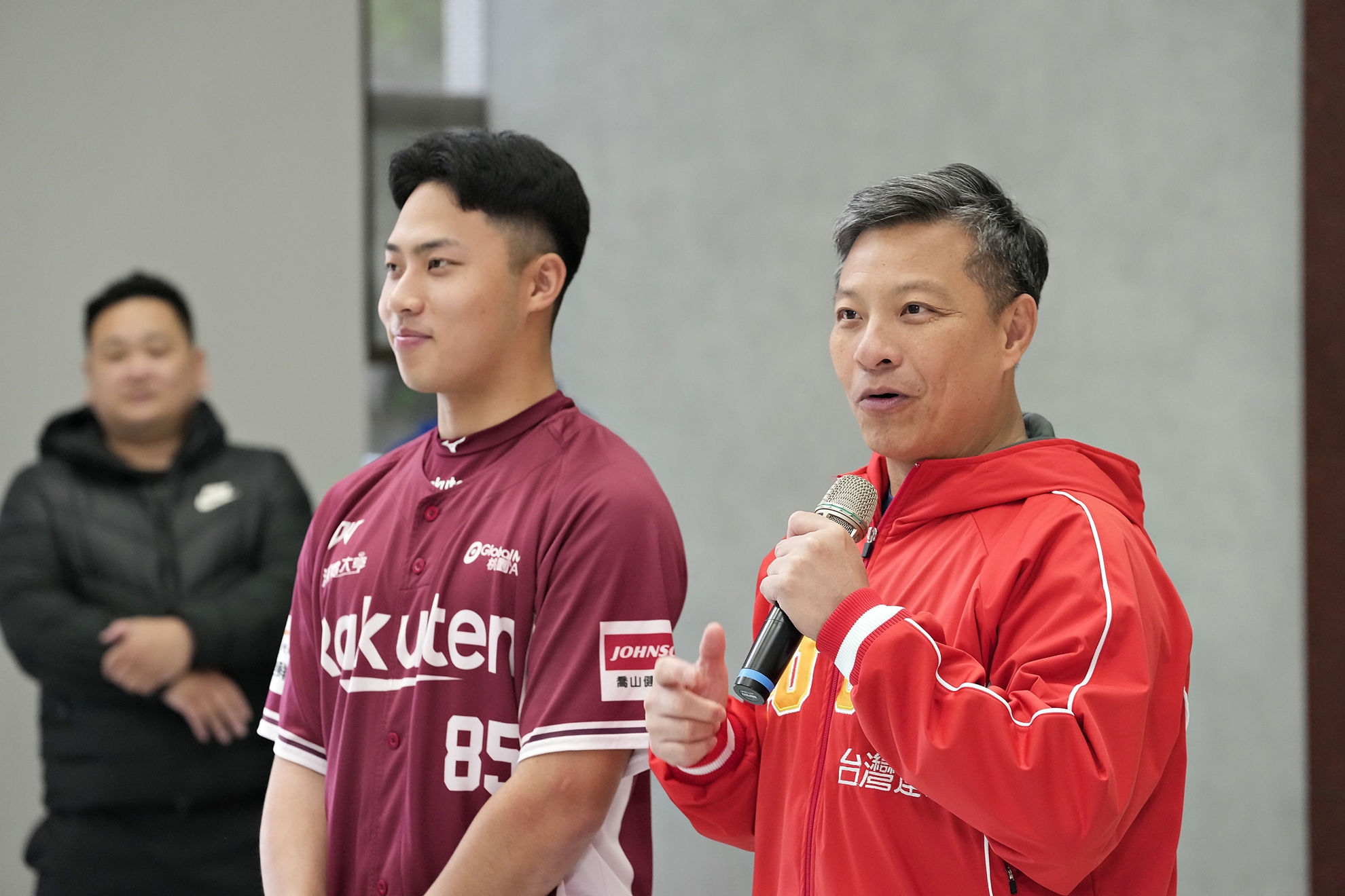 校長藍易振與樂天桃猿新秀許賀捷。官方提供