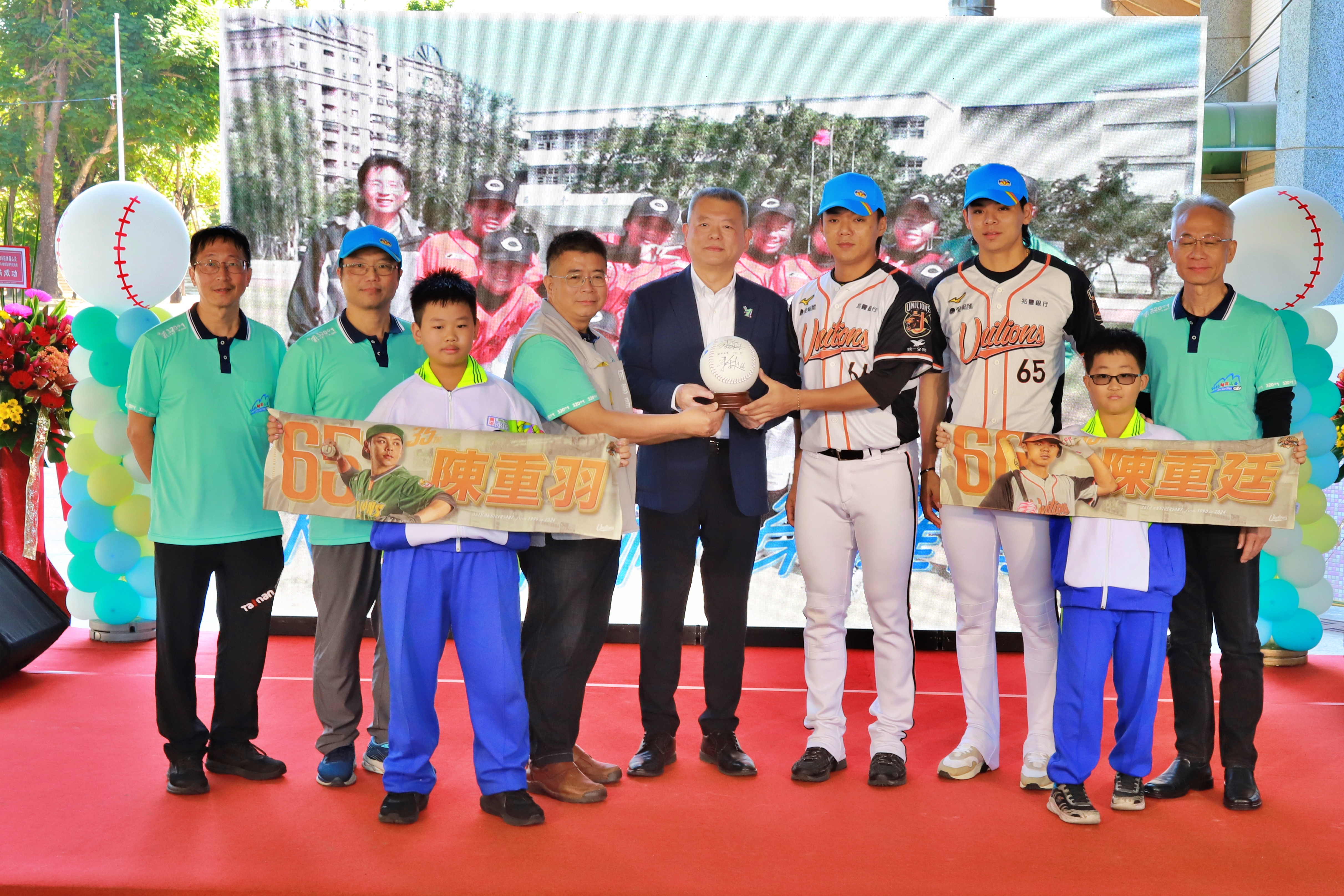 母校僑平國小送紀念品給陳重廷及陳重羽。大會提供