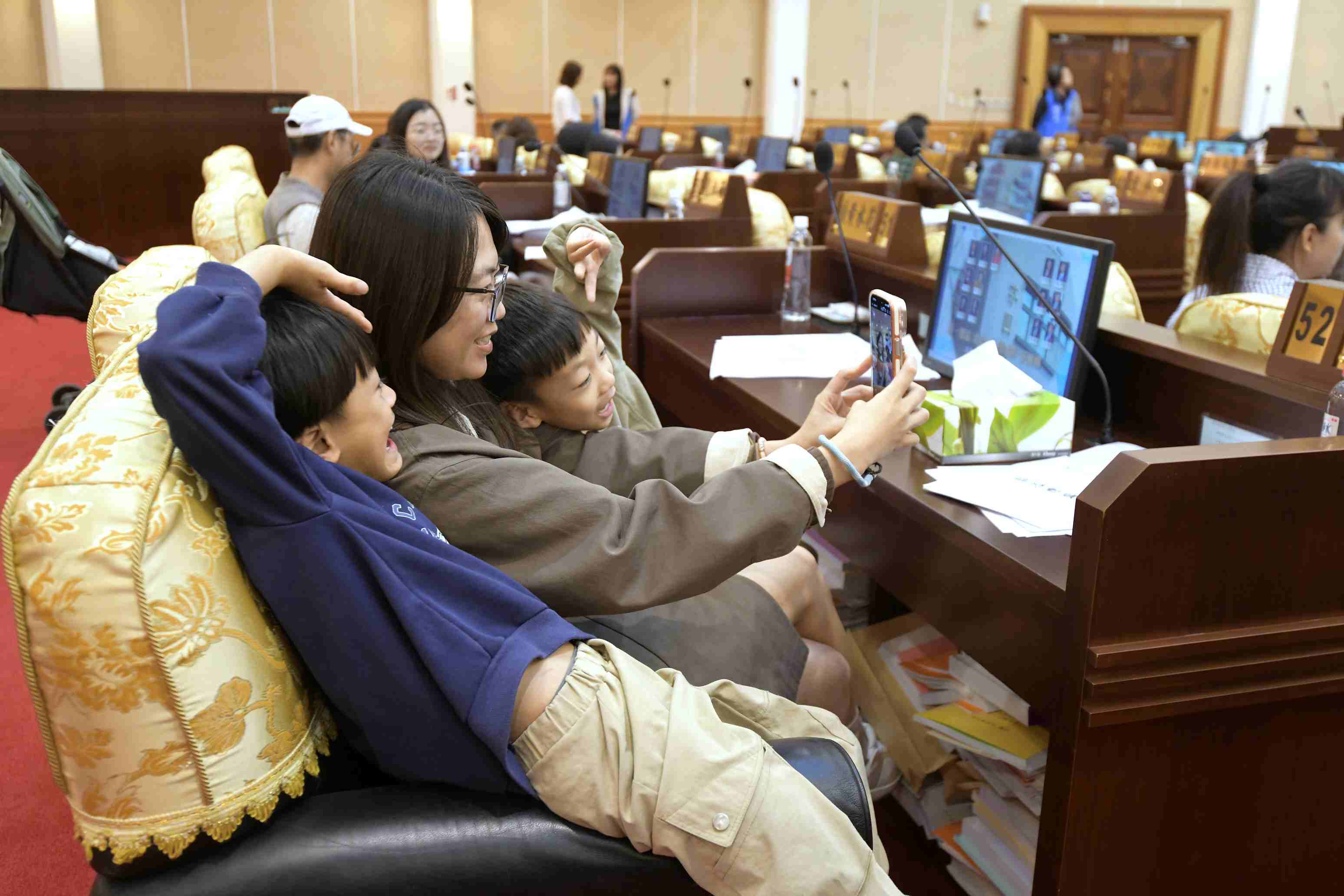 民眾參觀議事大廳。官方提供