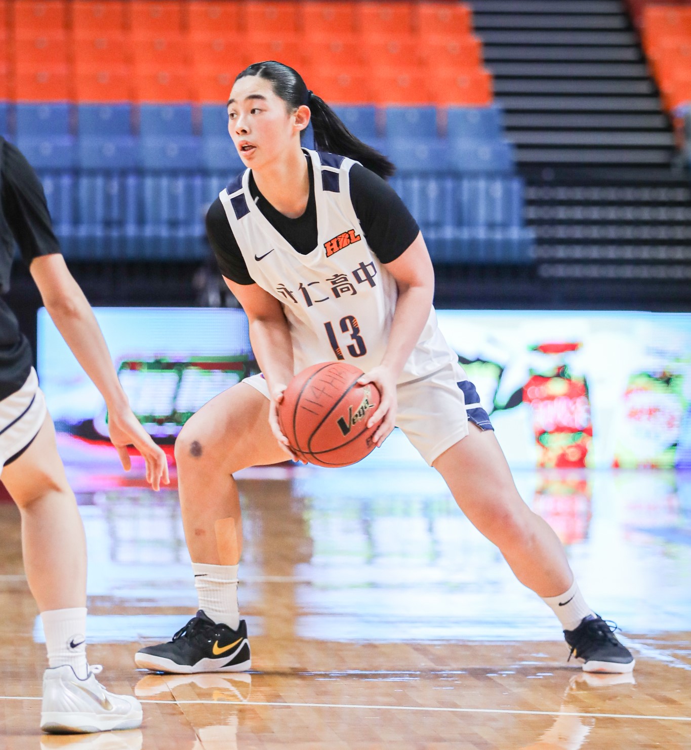 永仁高二中鋒上季新人后黃翊蓁24分15籃板雙十。高中體總提供