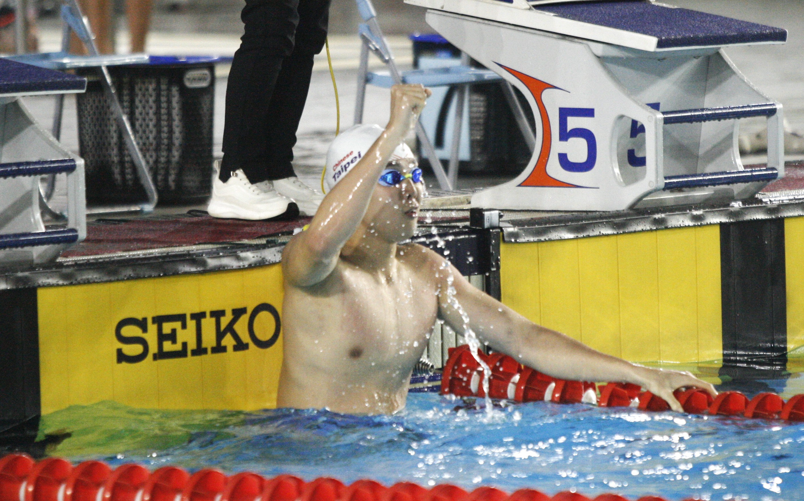 游完100蛙奪冠後張喬禕振臂開心。泳協提供