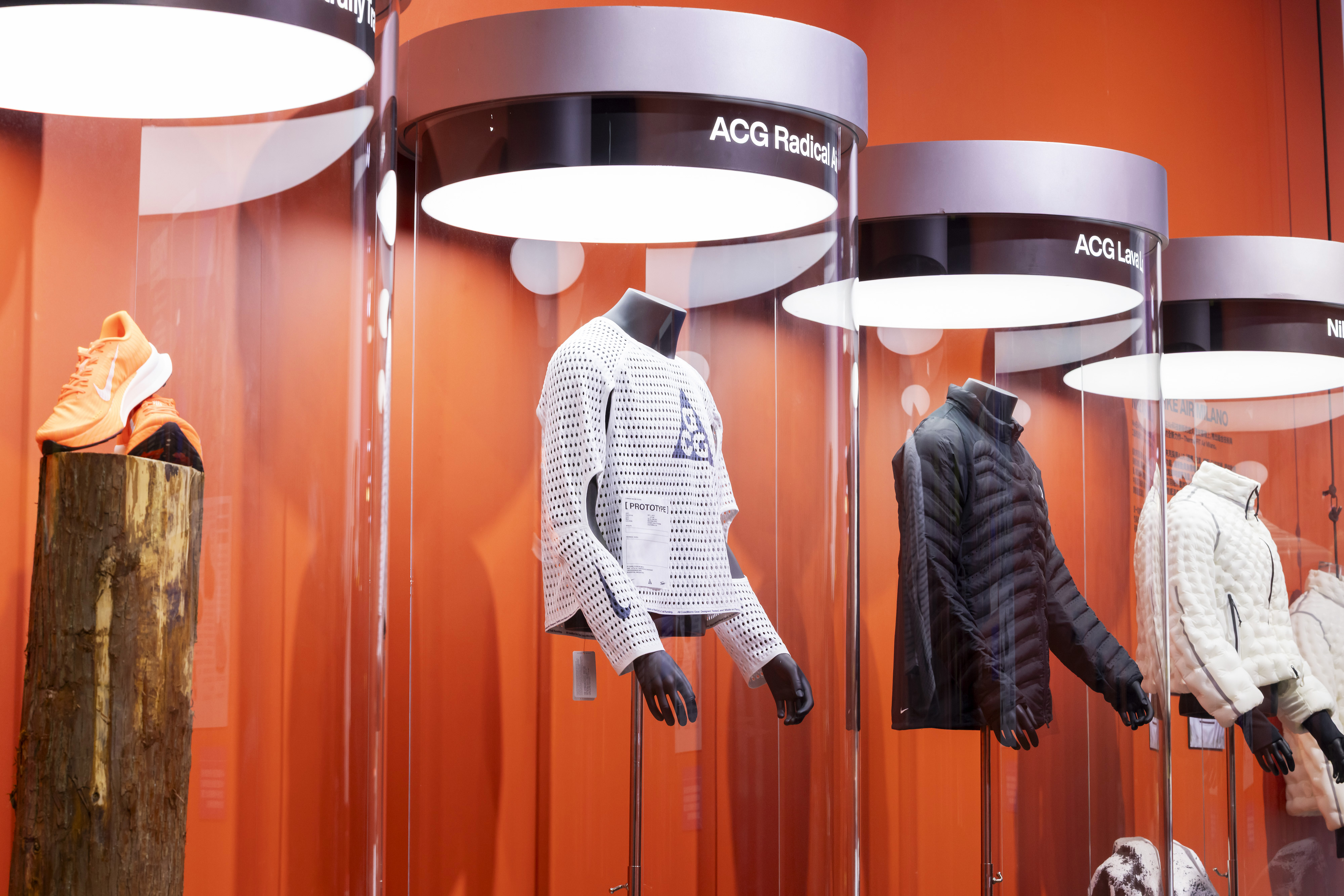 為全地形越野跑而生的Nike Acg Lava Loft羽絨外套Acg Ultrafly 越野跑鞋Nike Radical Airflow 越野跑競賽上衣等全新系列亦於展覽同步登場。Nike提供