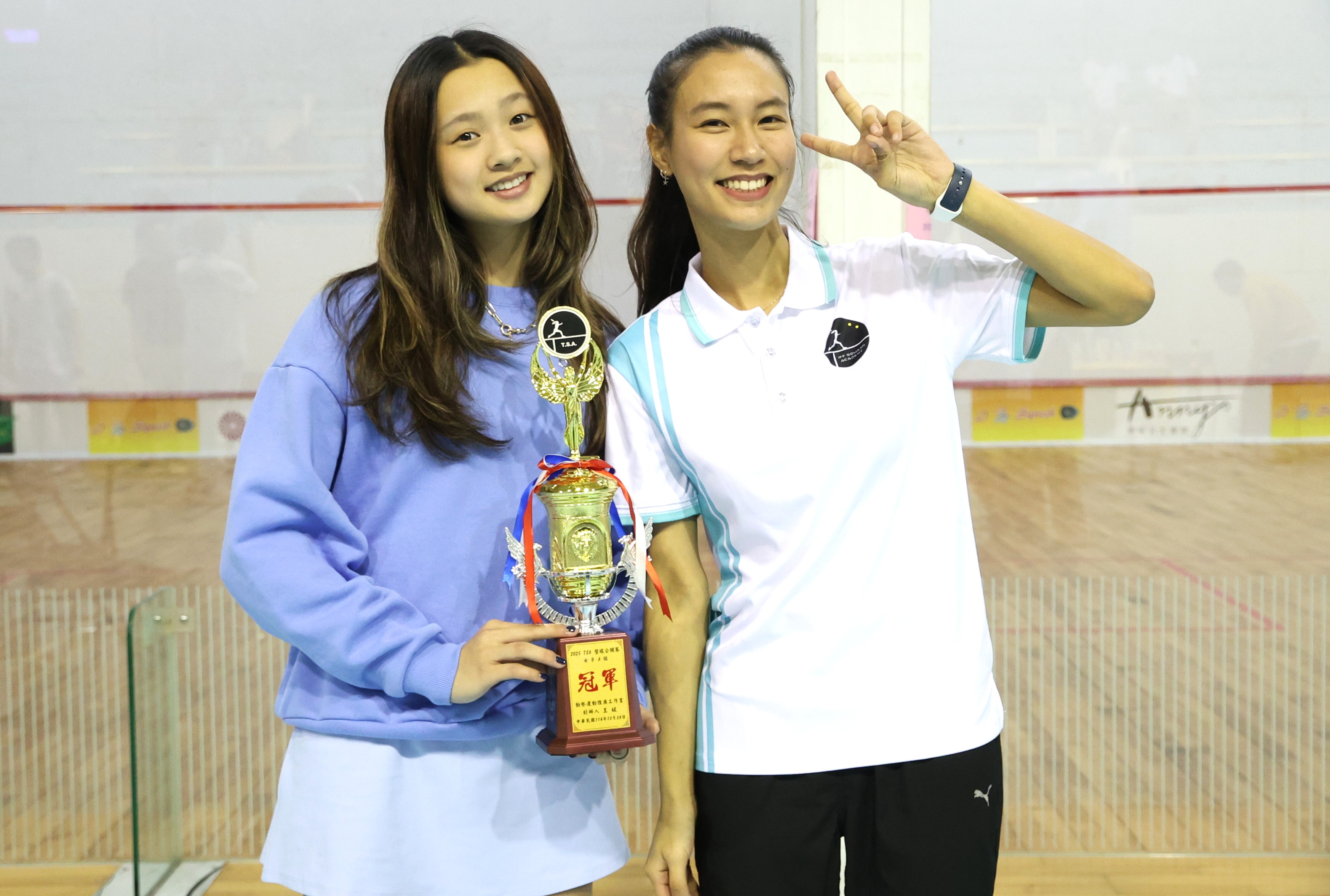 王媛（右）和徐宛雅都是台灣壁球外型和實力均佳的美女球星。TSA動勢運動推廣工作室提供