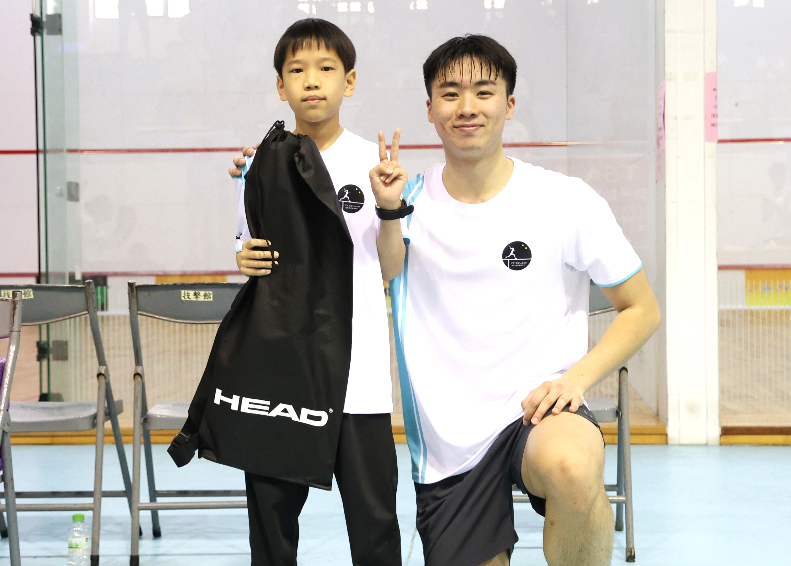 美國紐約大學「台灣隊長」蔡欣倫右還把抽中的球拍送給兒童組小朋友。TSA動勢運動推廣工作室提供