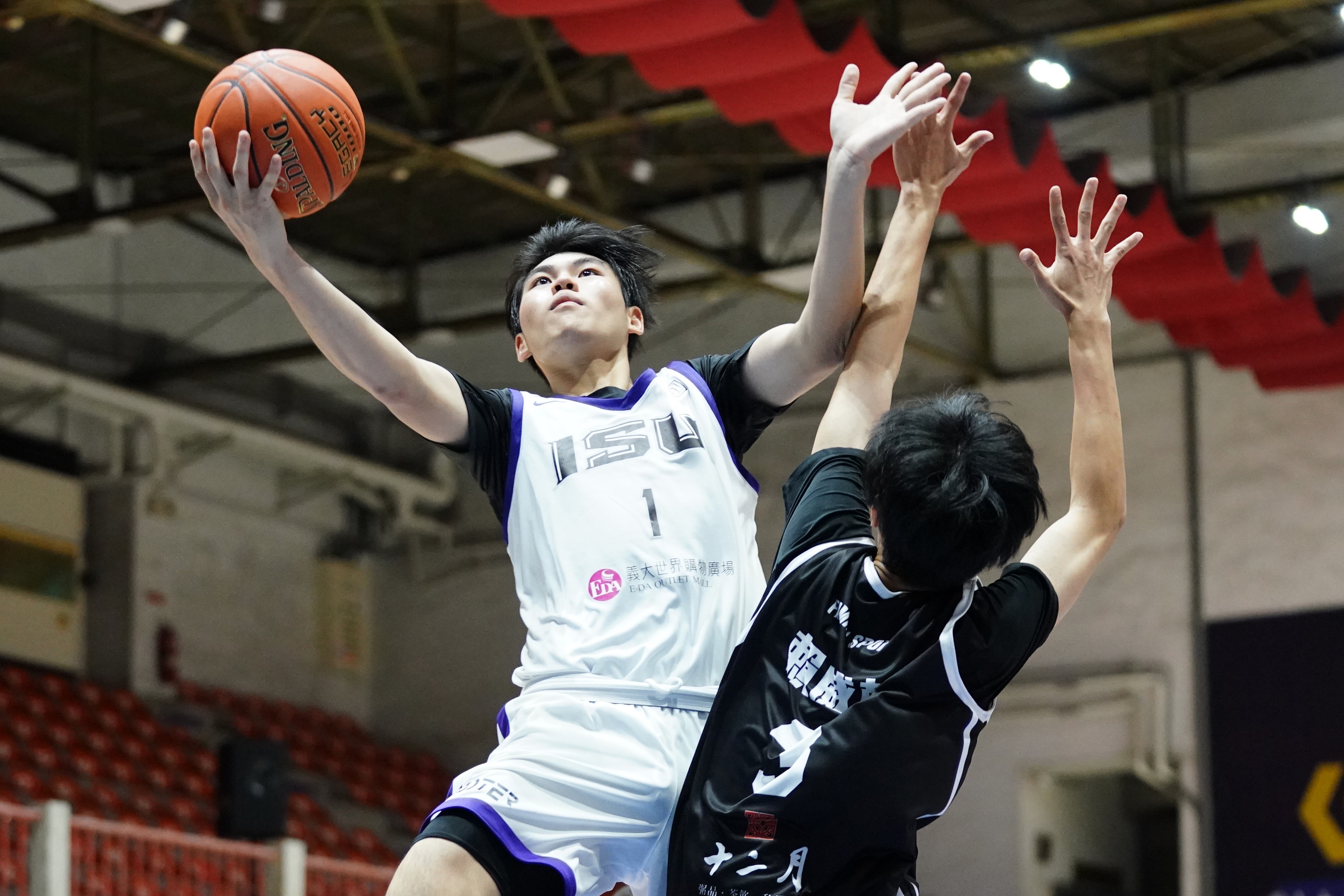 義守大學陳家銓17分11籃板。大專體總提供