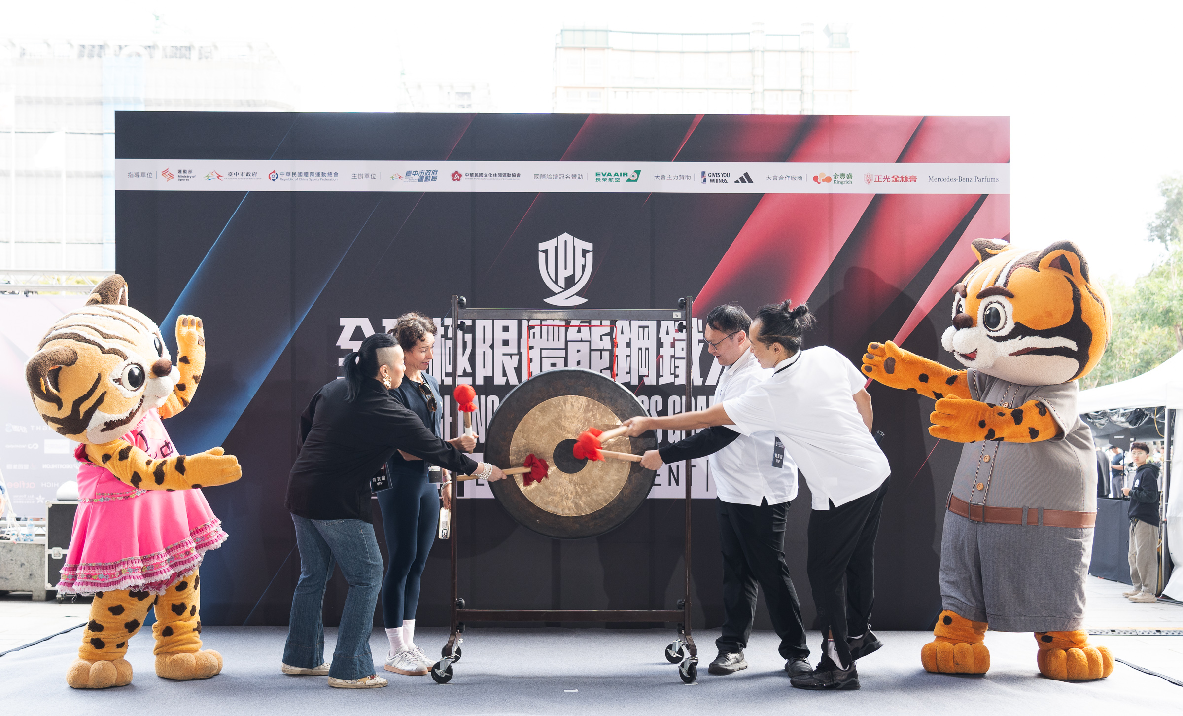 臺中市副市長鄭照新敲鑼為賽事揭開序幕。大會提供