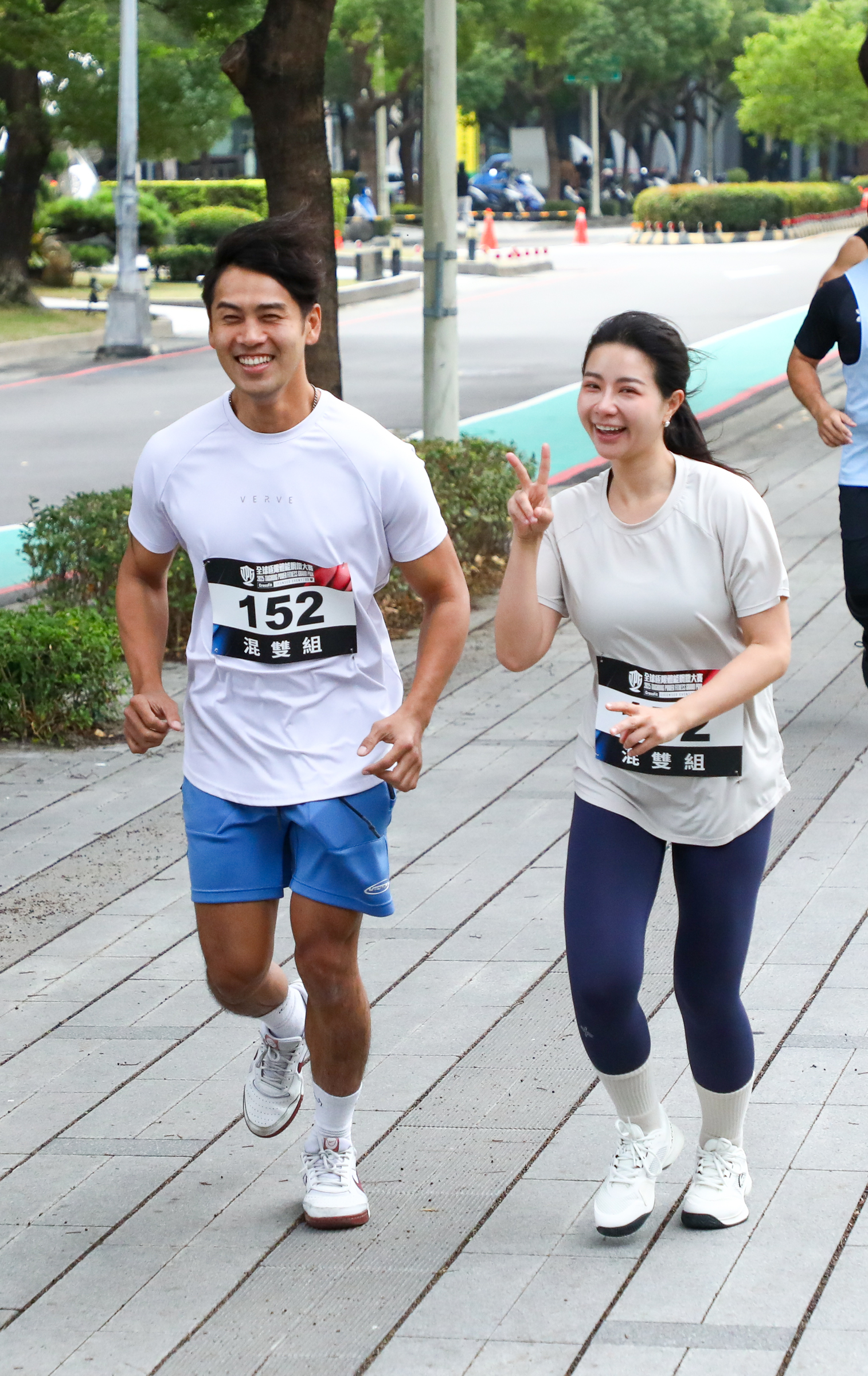 臺中市政府烏日分隊的李熙軍與太太參與混雙組。大會提供